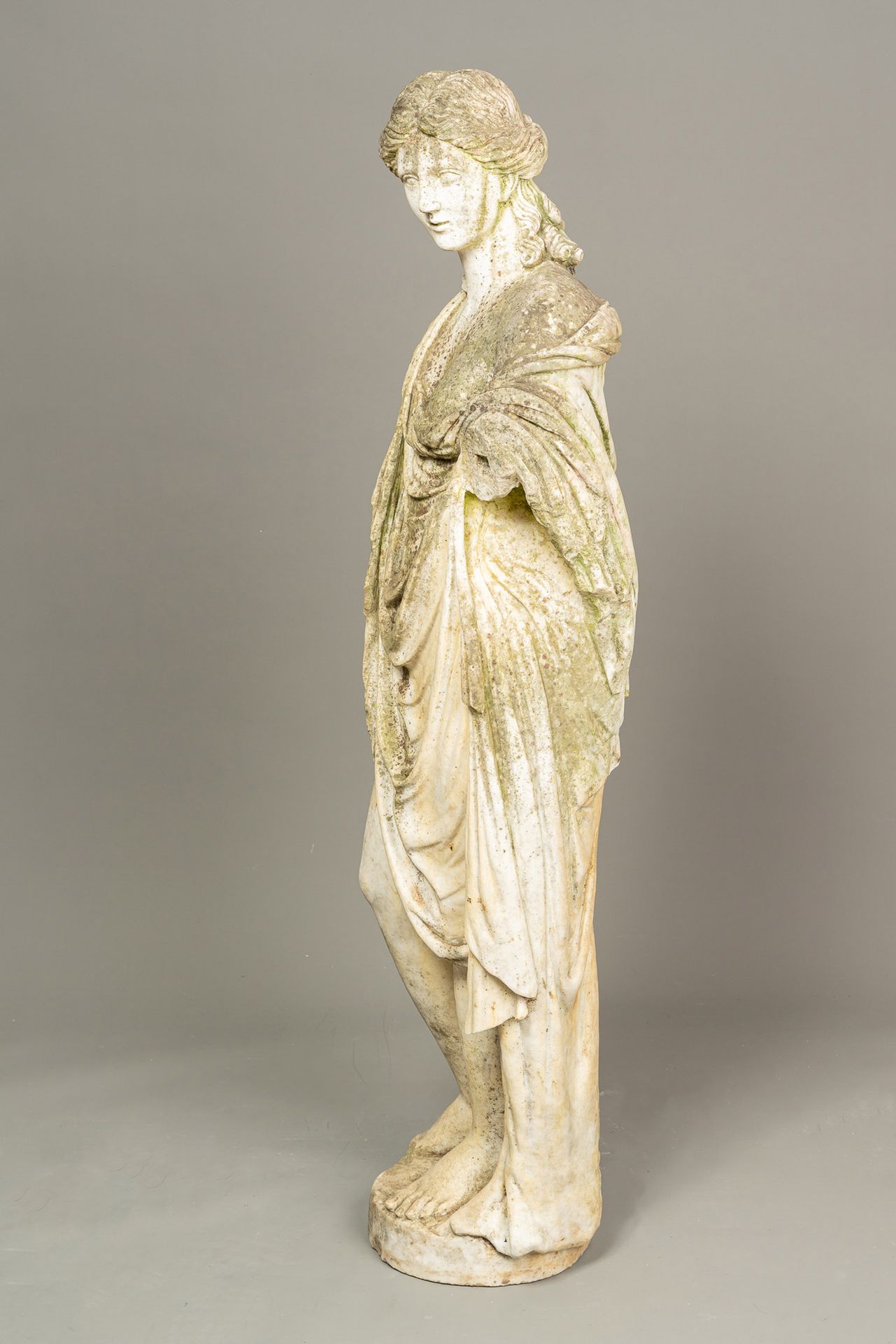 Female Roman Marble Torso 罗马女性大理石躯干，站立女性，丰满的褶皱衣服和卷曲的头发，位于圆形底座上，白色大理石，有灰色纹理，部分缺失，&hellip;