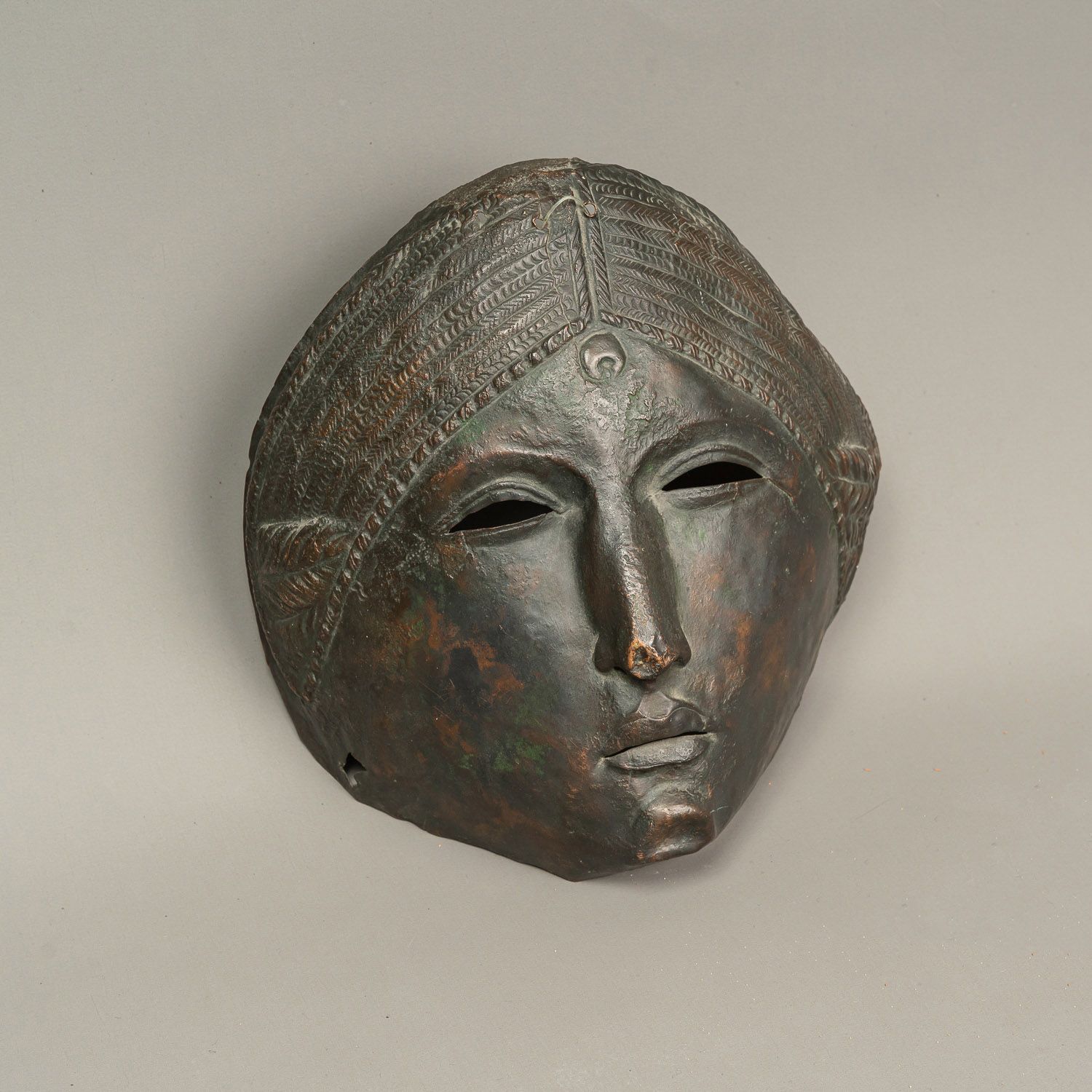 Copper Mask in Ancient Manner Masque en cuivre à l'ancienne, de forme demi-ronde&hellip;