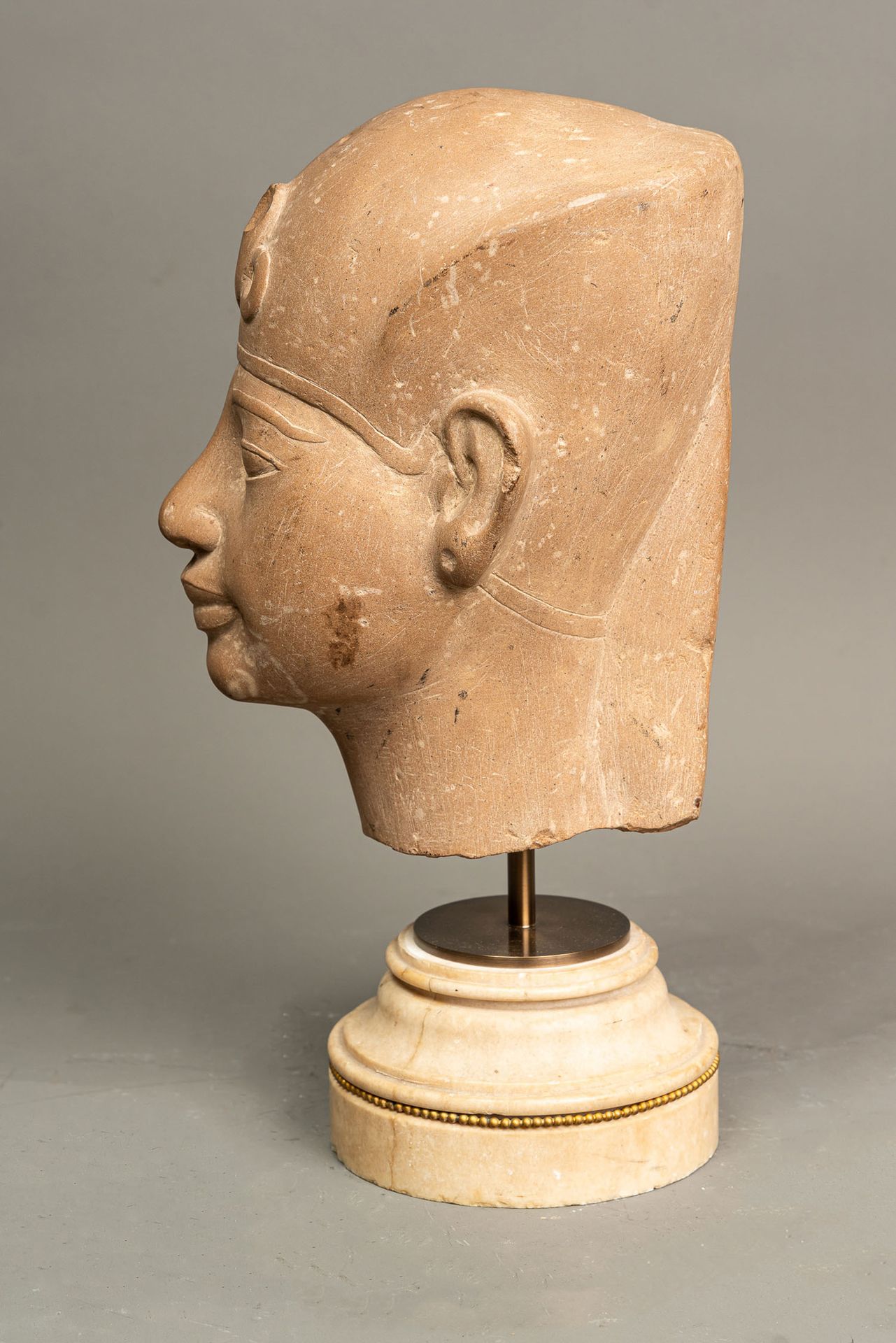 Egyptian Stone Head Tête égyptienne en pierre, d'un honorable, avec des ornement&hellip;