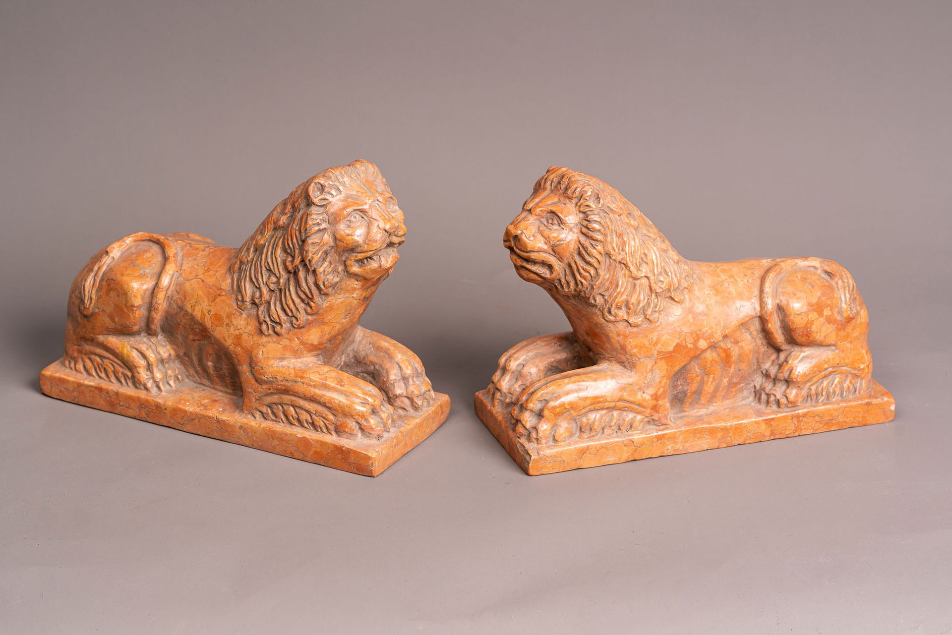 Pair of Romanesque Lions Paire de lions romans, en marbre Rosso Verona sculpté s&hellip;