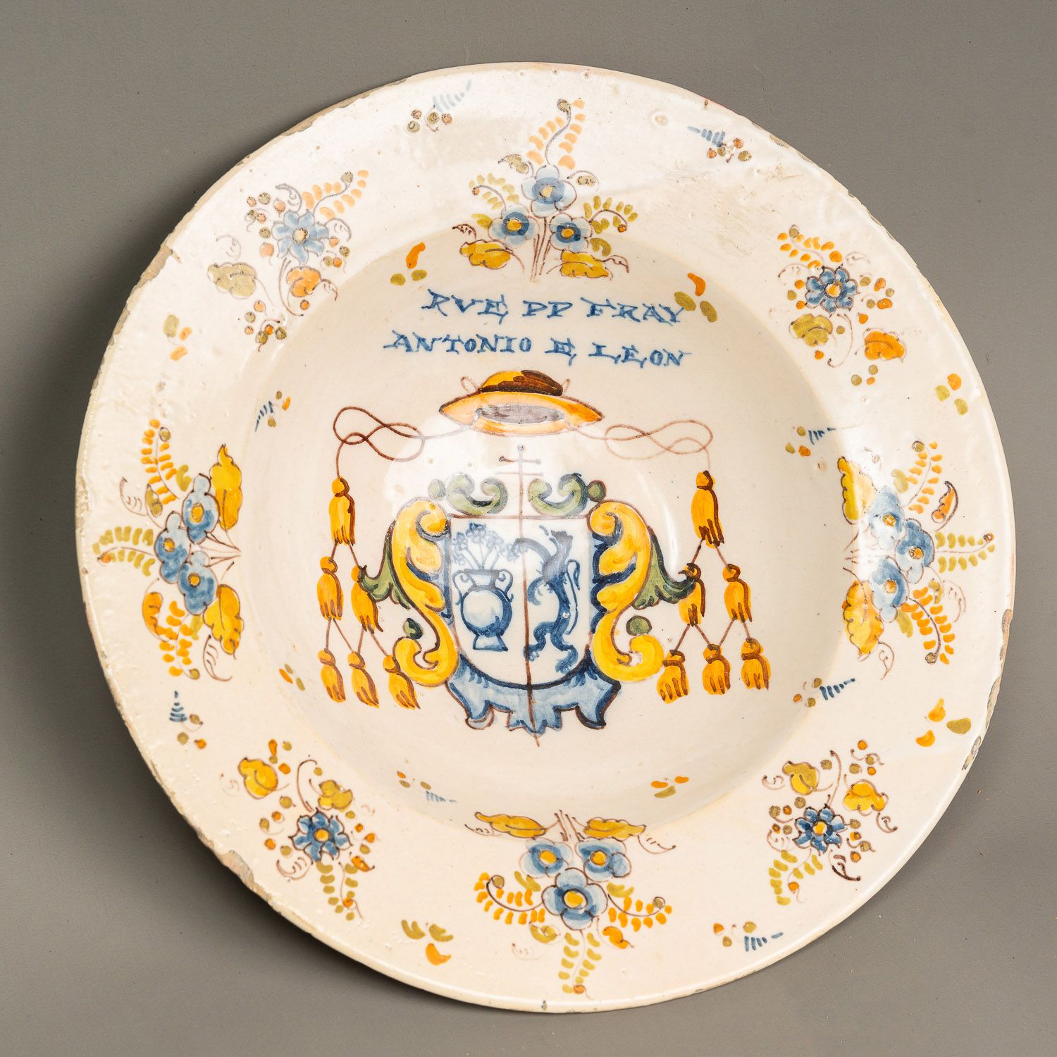 Spanish Ceramic Dish Plat espagnol en céramique, peint d'armoiries, de fleurs et&hellip;