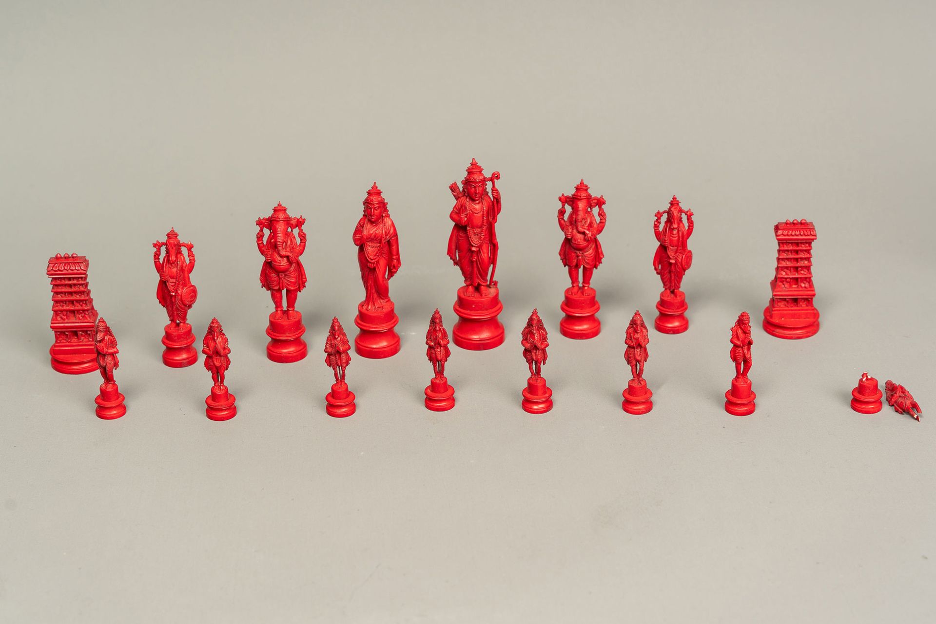 Indian Chess Set Jeu d'échecs indien, avec 32 figurines, I. Sculpté en partie da&hellip;