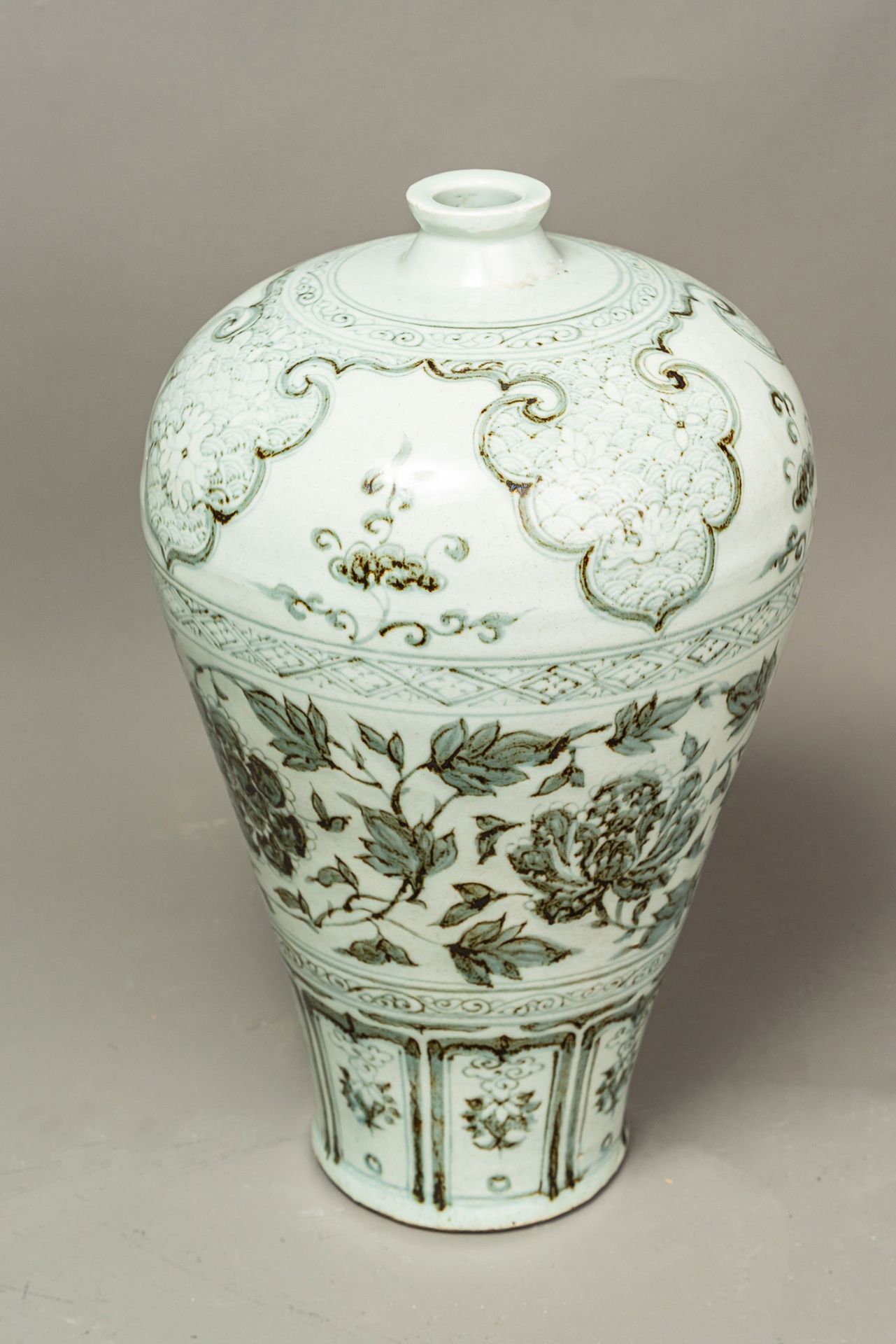 Chinese Mei-Ping Vase Vase chinois Mei-Ping, porcelaine, forme conique avec peti&hellip;