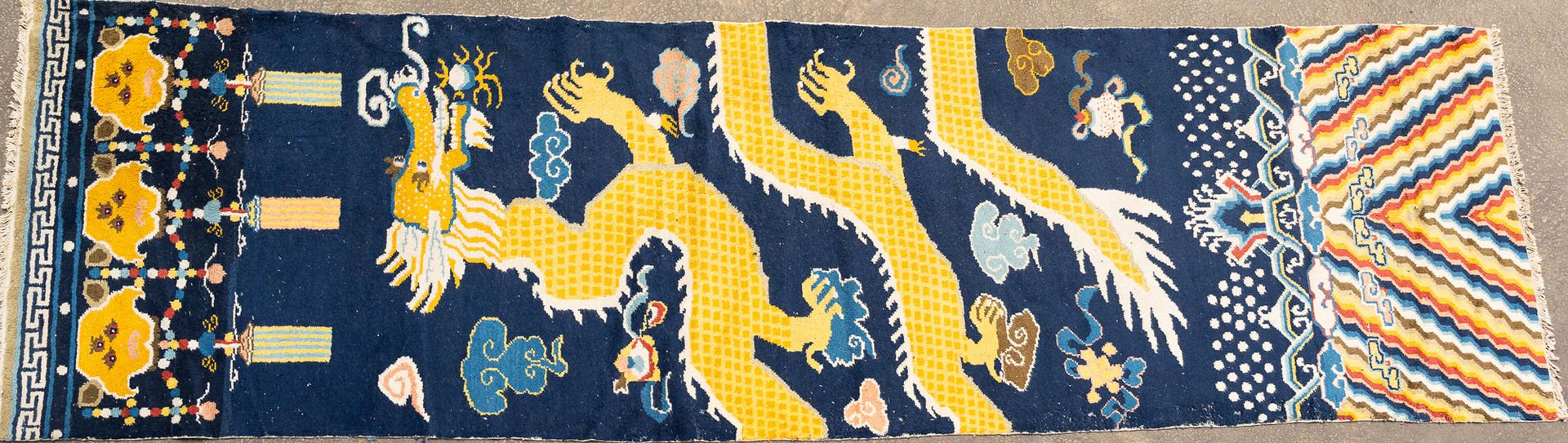 Large Tibet Carpet Grand tapis tibétain, textile ondulé avec dragon jaune sur fo&hellip;