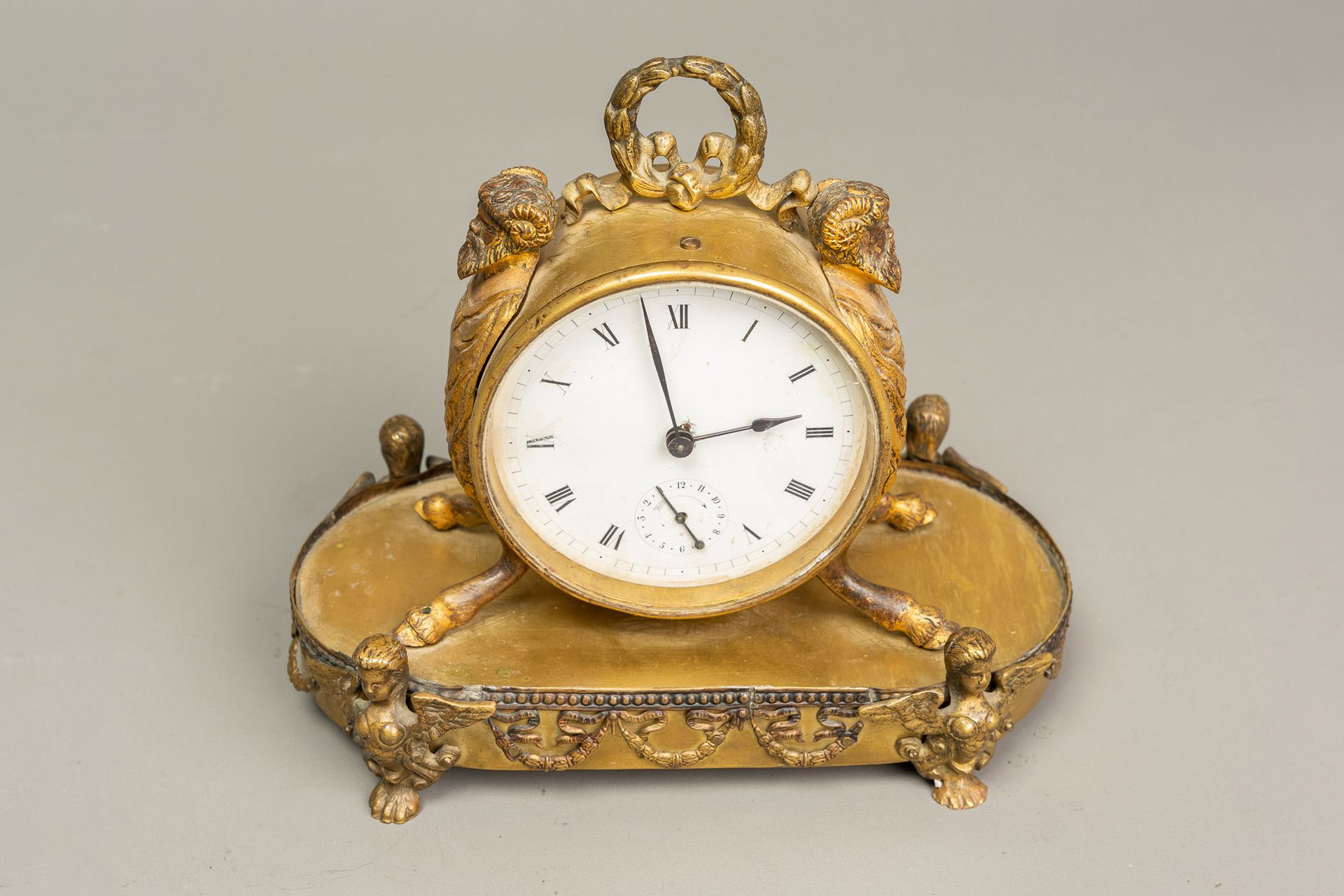 Classical Alarm Clock Réveil classique, monture en bronze doré sur base ronde, c&hellip;