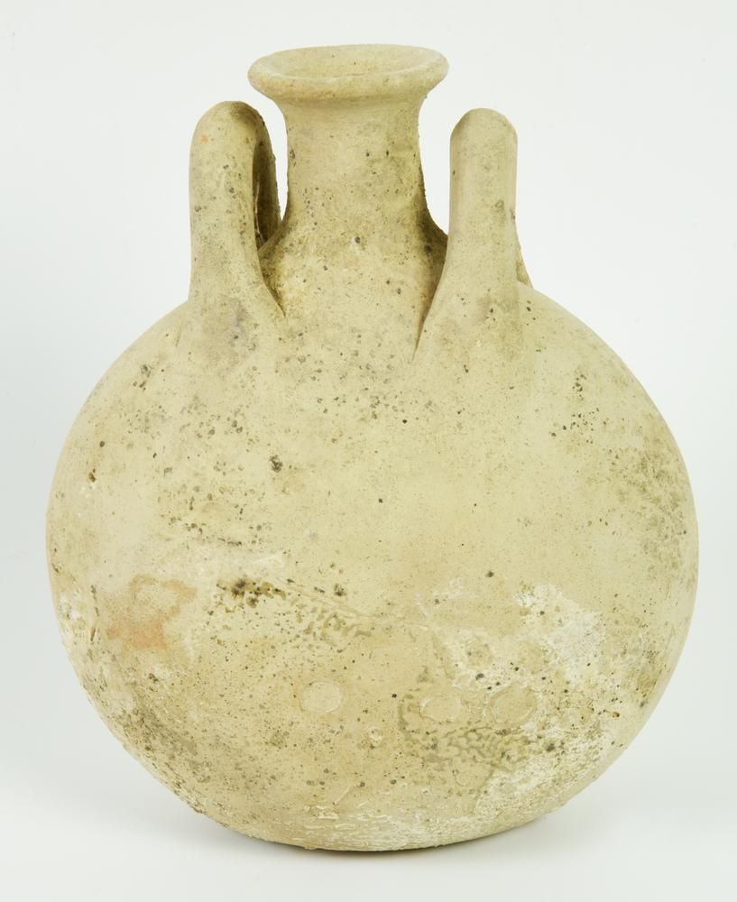 FIASCA DAUNIA FIASCA DAUNIA

日期：公元前四世纪，亚格达尼安三世。C.

材料和技术：麂皮绒粘土，象牙色斑纹；手工塑形

烧瓶的边缘&hellip;