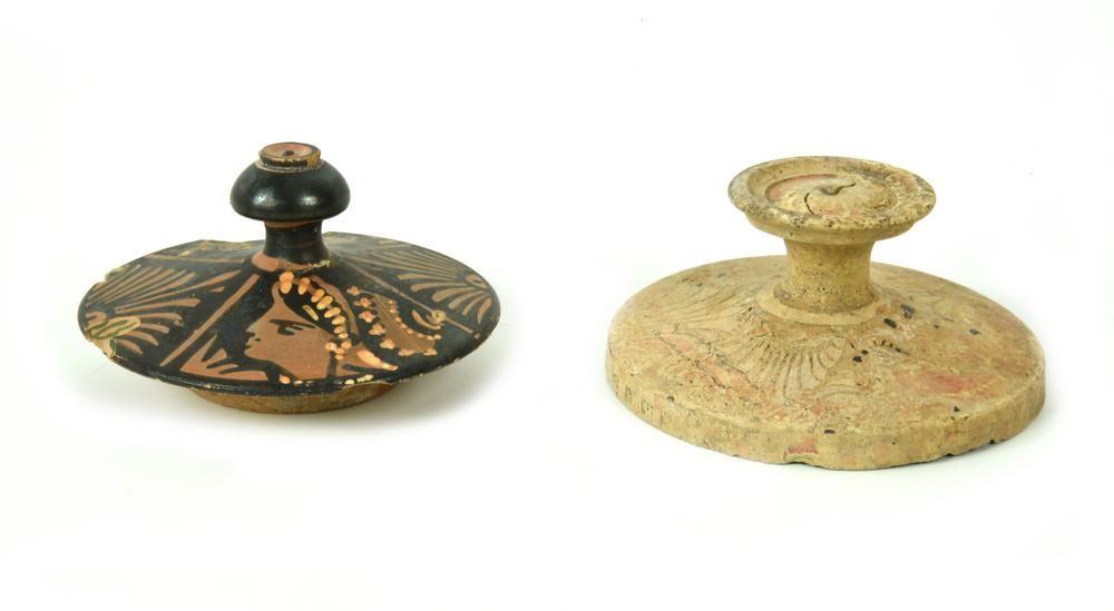 DUE COPERCHI DI LEKANIDES APULE 阿普勒-莱卡尼德的两个盖子

日期：公元前4-3世纪。C.

材料和技术：粉红色的陶土，棕色的釉&hellip;