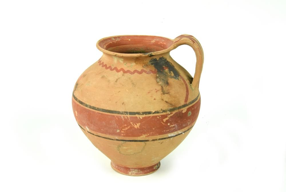 BROCCA DAUNIA 达尼娅瓶

日期：公元前5-4世纪。C.

材料和技术：去毛的麂皮粘土，象牙色斑纹；橙色油漆；用快速车床制作模型。

壶口外翻，与卵&hellip;