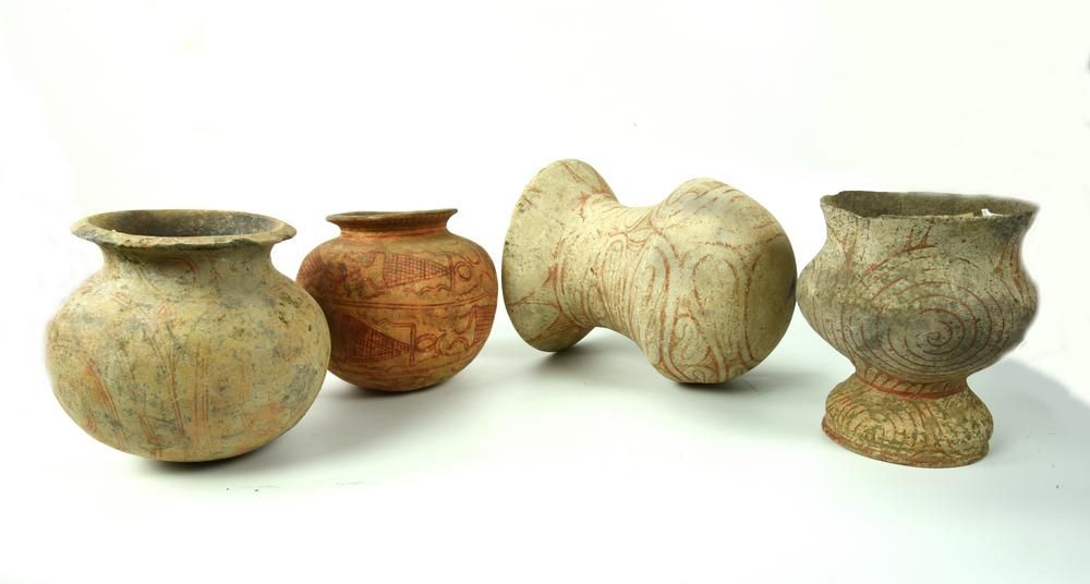 QUATTRO VASI BANG CHIANG 四个邦强花瓶

日期：公元前600-300年

材料和技术：棕色纯化粘土，白色斑纹，红色油漆，用慢速车床造型。&hellip;