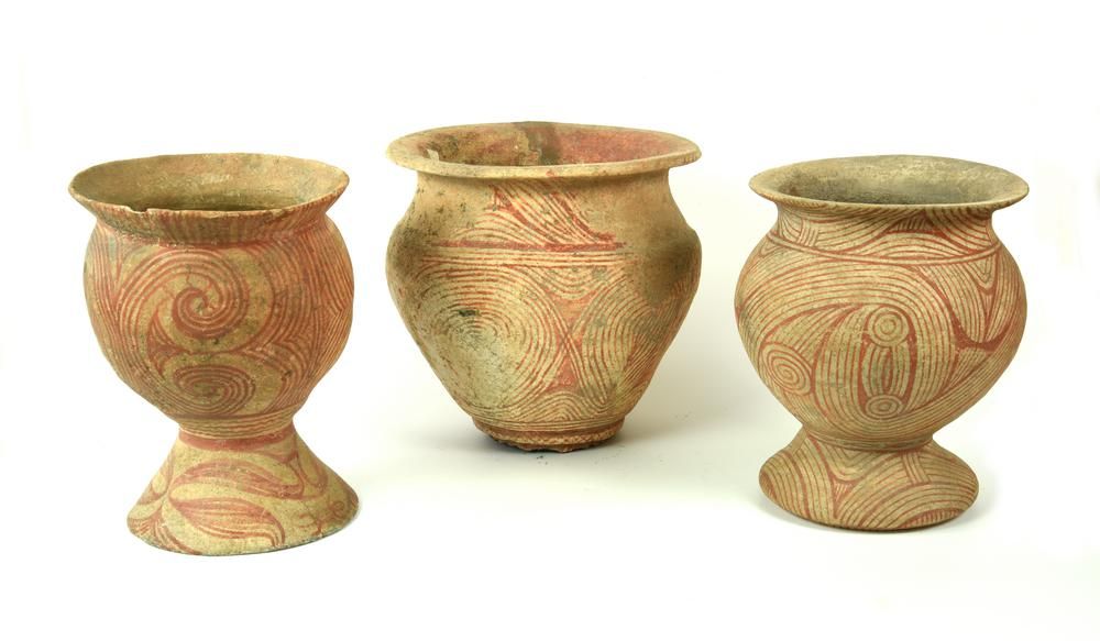 TRE VASI BANG CHIANG 三个邦强花瓶

日期：公元前600-300年。

材料和技术：棕色去泥土，白色斑纹，红色油漆，用慢速车床造型。

两个&hellip;