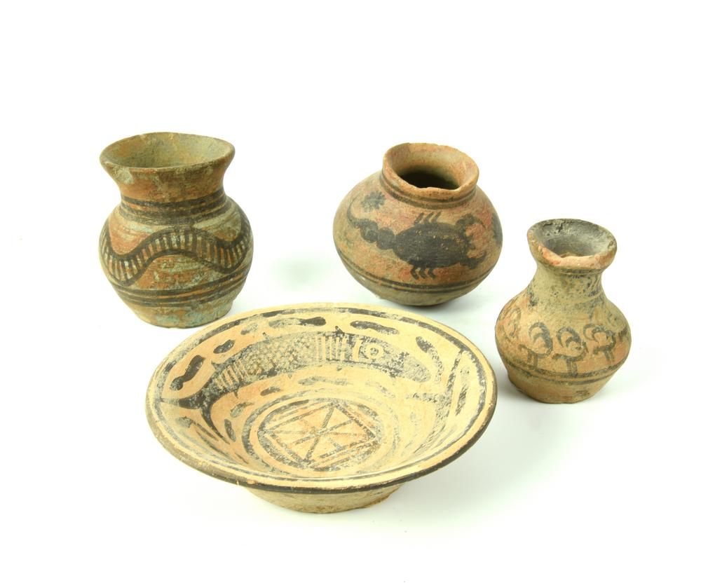 QUATTRO VASI KULLI 四个Kulli花瓶

日期：公元前2500-1900年。

材料和技术：粉红色粘土，麂皮斑纹，棕色釉面，在快速车床上建模。&hellip;