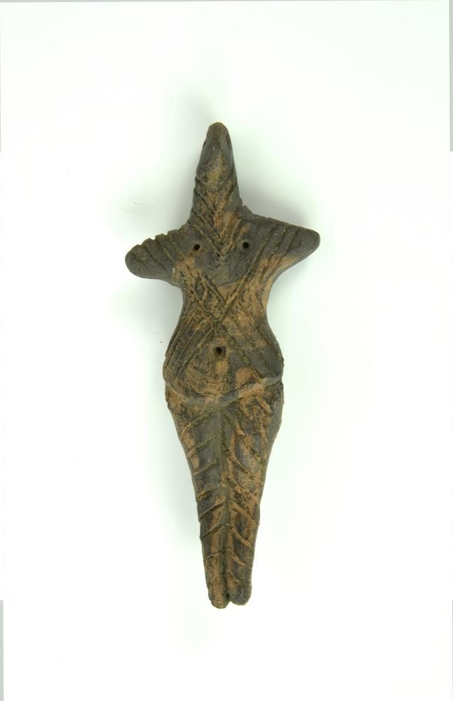 DEA MADRE 女神之母

日期：公元前5-4千年。

材料和技术：非纯化的红体，含有丰富的内含物，手工制作的模型。

雕像代表一个风格化的人形，小脑袋上有&hellip;