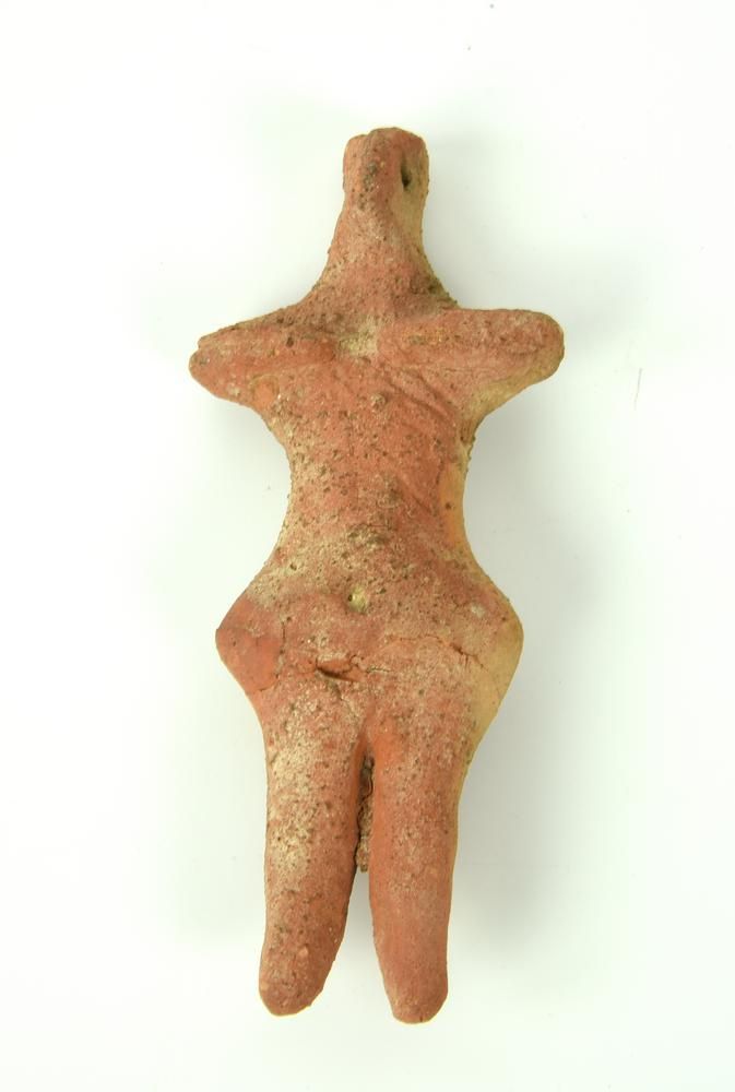 DEA MADRE 女神之母

日期：公元前5-4千年。

材料和技术：棕色纯化粘土，用切口装饰，手工制作模型

雕像表现的是一个风格化的人形，小脑袋上有穿孔的&hellip;