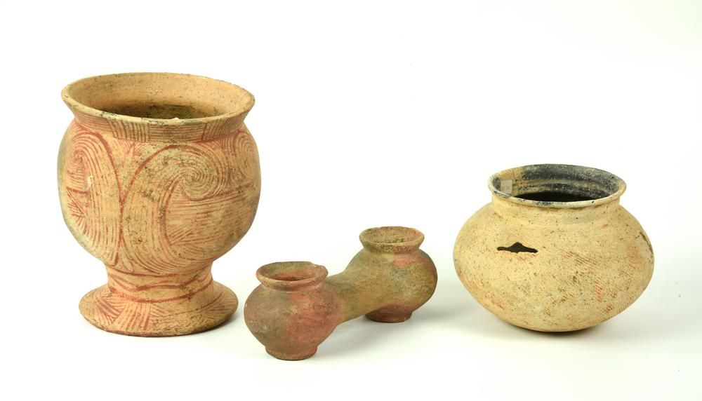 TRE VASI BANG CHIANG 三个邦强花瓶

日期：公元前600-300年。

材料和技术：棕色纯化粘土，白色斑纹，红色油漆，用慢速车床造型。

喇&hellip;