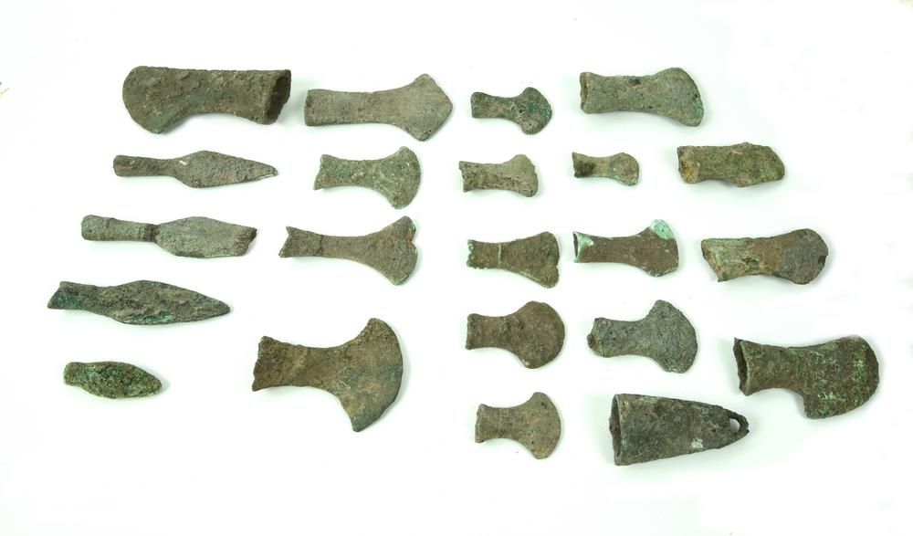 LOTTO DI ASCE E PUNTE DI LANCIA 大量的斧头和矛头

日期：公元前600-300年

材料和技术：铸造和凿刻的青铜器

17把形状&hellip;