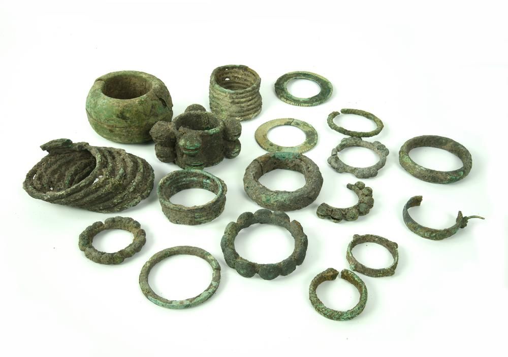 LOTTO DI MONILI LOTE DE JOYAS

FECHA: 600-300 A.C.

MATERIAL Y TECNOLOGÍA: bronc&hellip;