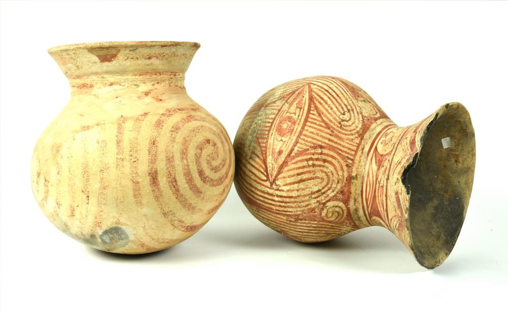 DUE VASI BANG CHIANG 两只邦江花瓶

日期：公元前600-300年。

材料和技术：棕色去泥土，白色斑纹，红色油漆，用慢速车床造型。

Ol&hellip;