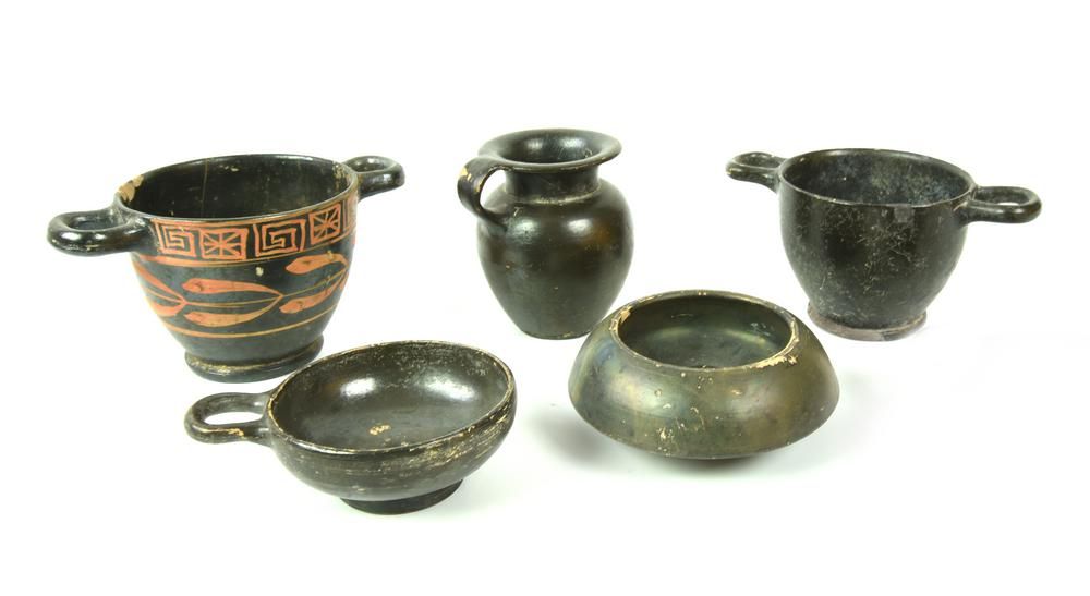 CINQUE VASI A VERNICE NERA 五个黑漆花瓶

日期：公元前4-3世纪。

材料和技术：粉红色的figulina粘土，带有金属反射的黑色闪&hellip;
