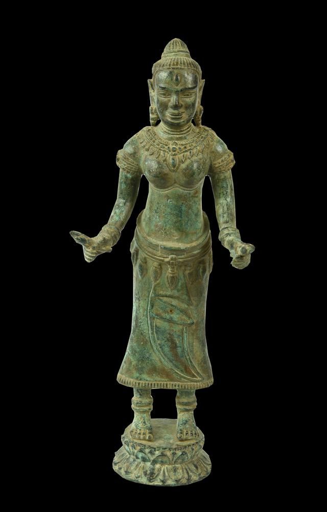 SCULTURA IN BRONZO, UMA 青铜雕塑，乌马

日期：公元19世纪。

材料和技术：铸造和凿刻的青铜。

雕像描绘了乌玛女神的正面形象，她站在&hellip;