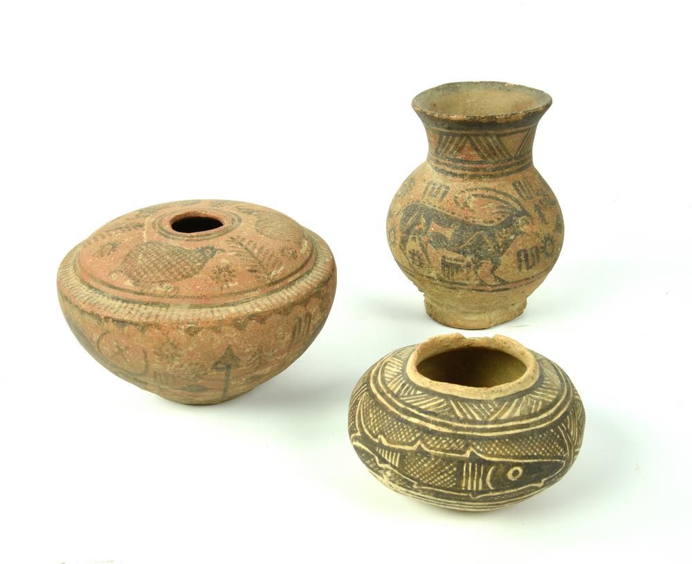 TRE VASI KULLI 三个库尔利花瓶

日期：公元前2500-1900年。

材料和技术：粉红色粘土，麂皮斑纹，棕色釉面，用快速陶轮造型。

橄榄球，唇&hellip;