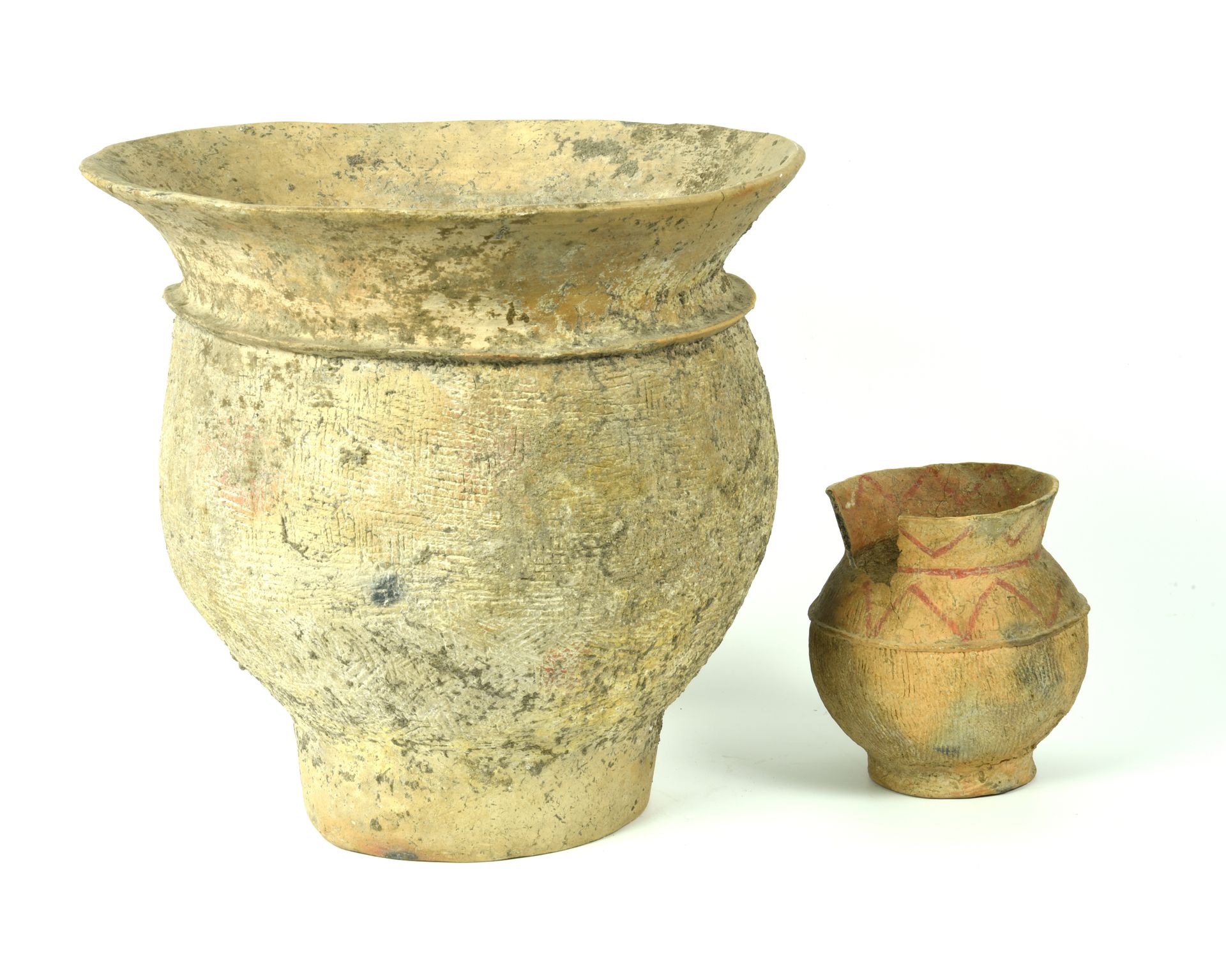 Null 两只邦江花瓶

日期：公元前600-300年。

材料和技术：棕色纯化粘土，白色斑纹，红色油漆，用慢速车床造型。

Olla有高的常闭边缘，圆柱形的颈&hellip;