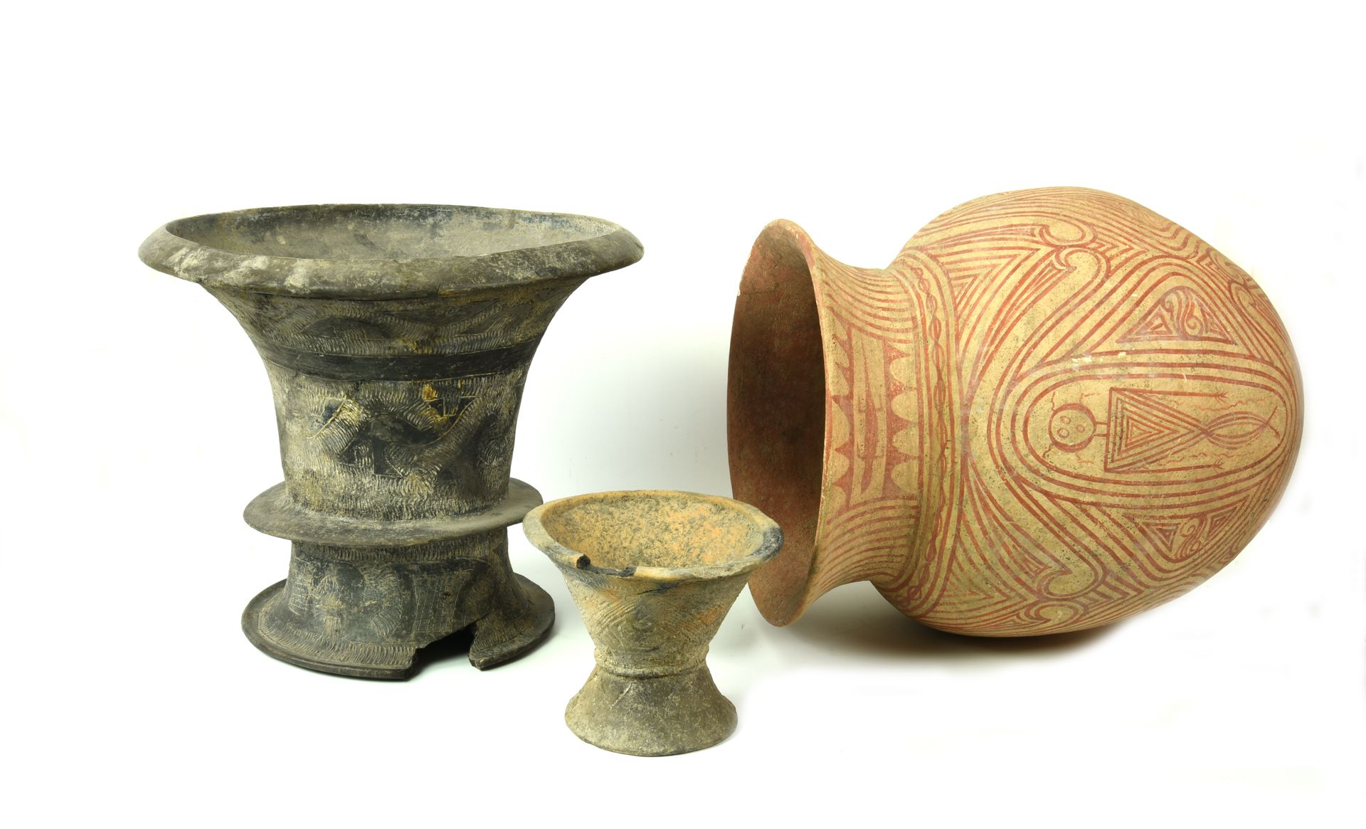 Null 三个邦强花瓶

日期：公元前600-300年。

材料和技术：棕色纯化粘土，白色斑纹，红色油漆，用慢速车床造型。

花瓶，宽喇叭脚，浮雕塑料环，喇叭形&hellip;