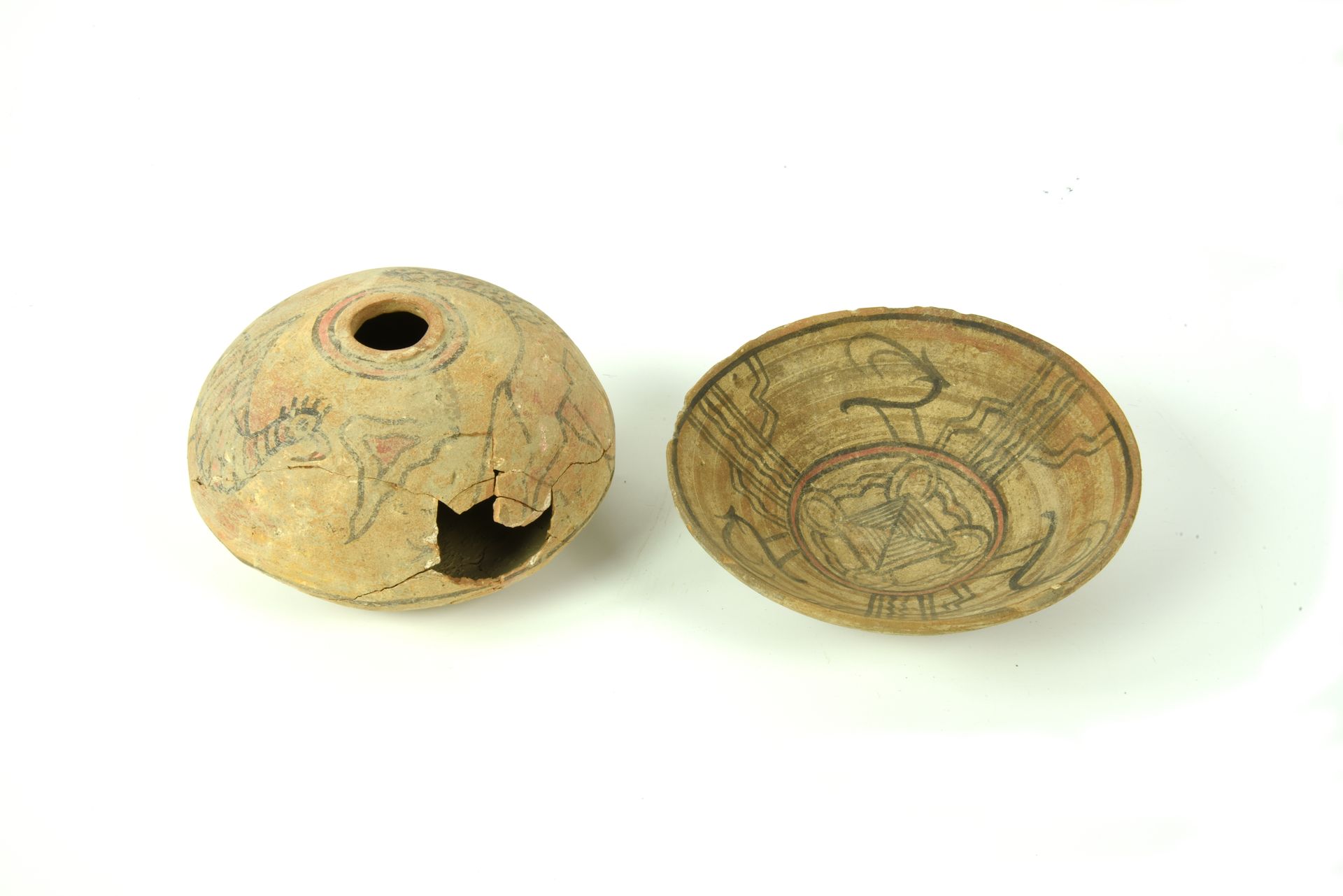 Null 两个库尔勒花瓶

日期：公元前2500-1900年。

材料和技术：粉红色粘土，麂皮斑纹，棕色、红色、绿色和白色颜料，在快速陶轮上建模。

陶器截锥碗&hellip;