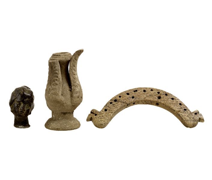 Null 塑料元件，头部和乐器

日期：公元前6世纪。C.

材料和技术：米色粘土、铸铜和骨雕。

花卉元素，在垂直的叶子之间有花蕾，是卡诺斯花瓶的一部分；女性&hellip;