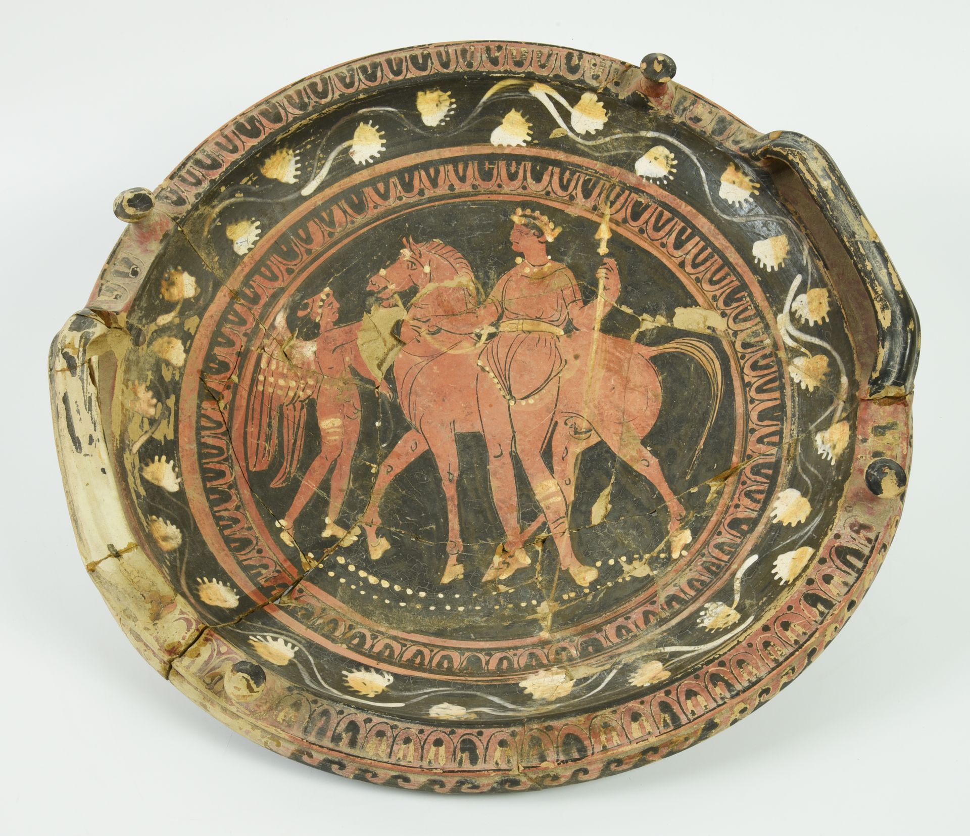 Null 重要的阿普利亚红图披萨

日期：公元前320-300年。

材料和技术：粉红色的陶土，有光泽的黑色油漆；白色和黄色的油漆，在快速车床上和模具中建模。
&hellip;