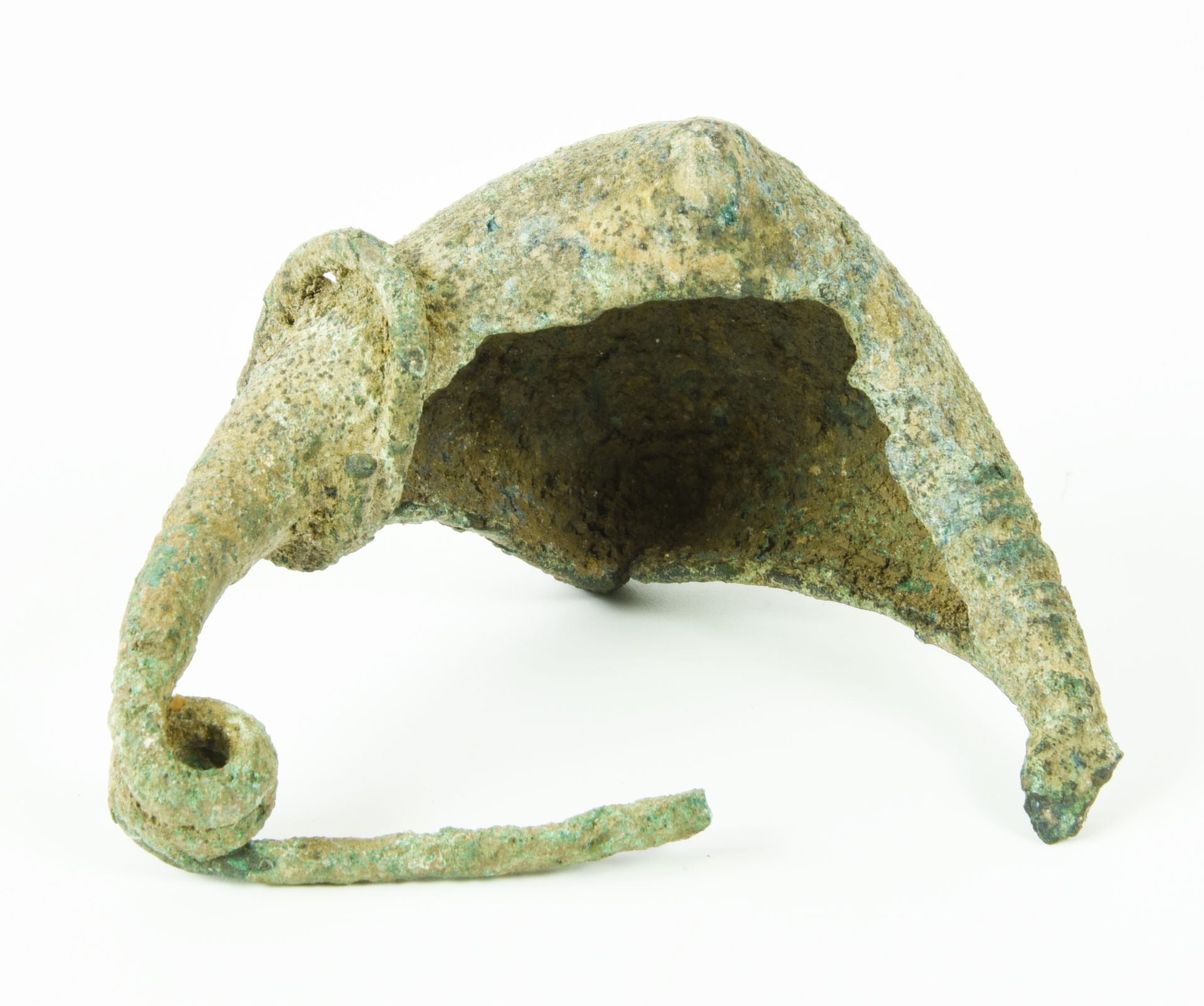 Null 腓骨脐带

日期：公元前7世纪。C

材料和技术：青铜的锻造和凿刻。

大的舟状腓骨，拱形装饰有厚厚的平行沟槽，三转的弹簧，缺少部分倒钩和马镫

产品&hellip;