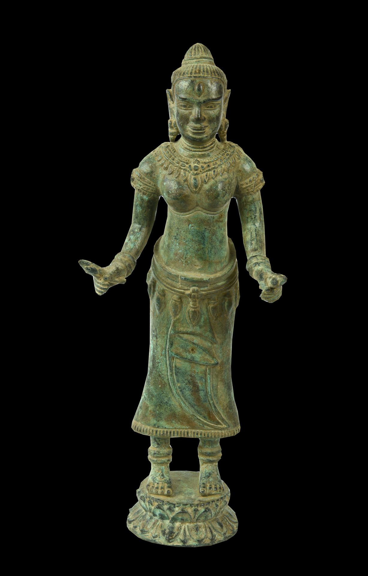 Null 青铜雕塑，乌马

日期：公元19世纪。

材料和技术：铸造和凿刻的青铜。

雕像描绘了乌玛女神的正面形象，她站在底座上，赤膊上阵，戴着项链、臂章和支撑&hellip;