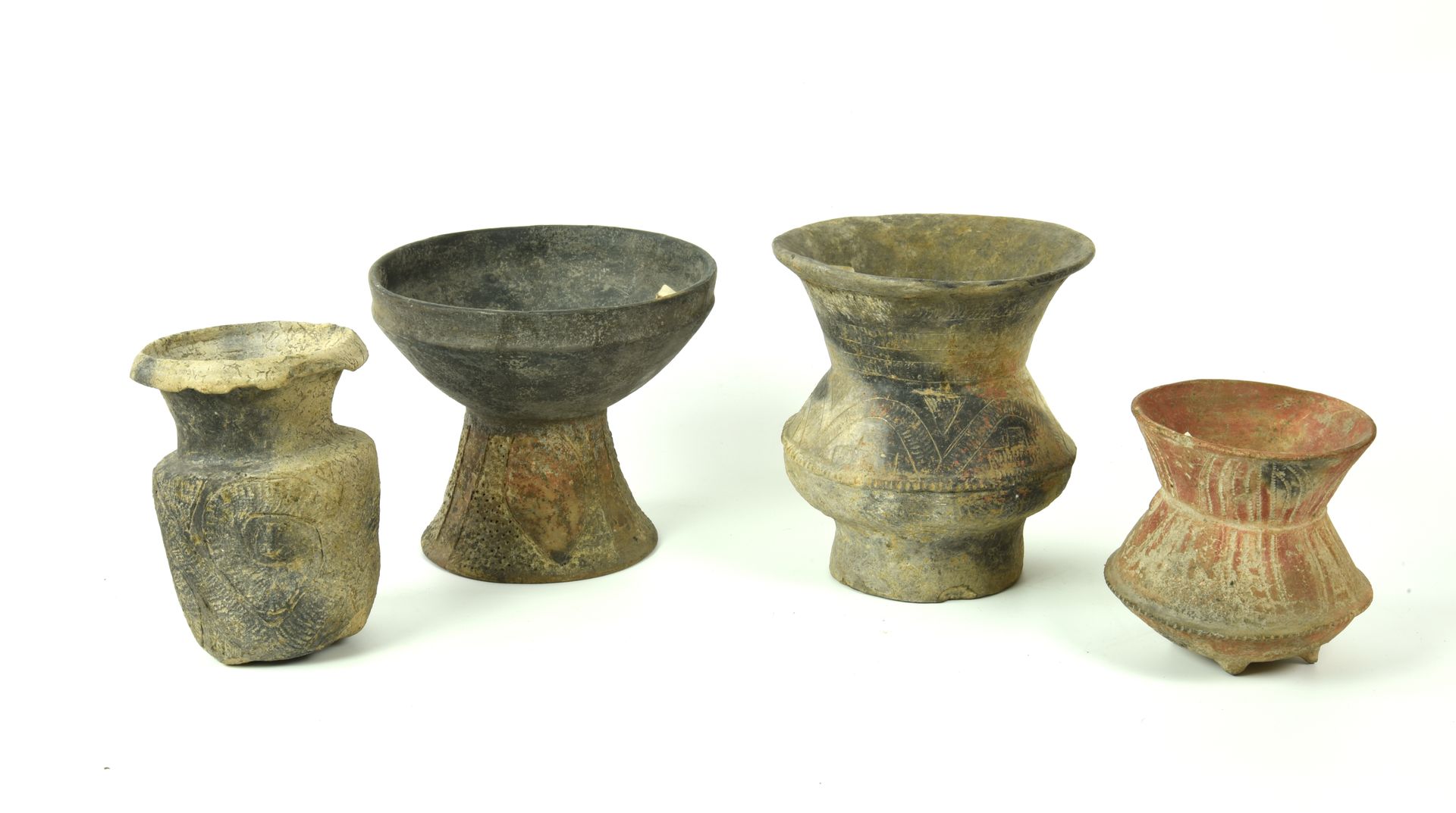 Null 四个邦强花瓶

日期：公元前600-300年

材料和技术：棕色纯化粘土，白色斑纹，红色油漆，在慢车上制作模型。

花瓶，外翻边，双色体，圆柱形底；罐&hellip;