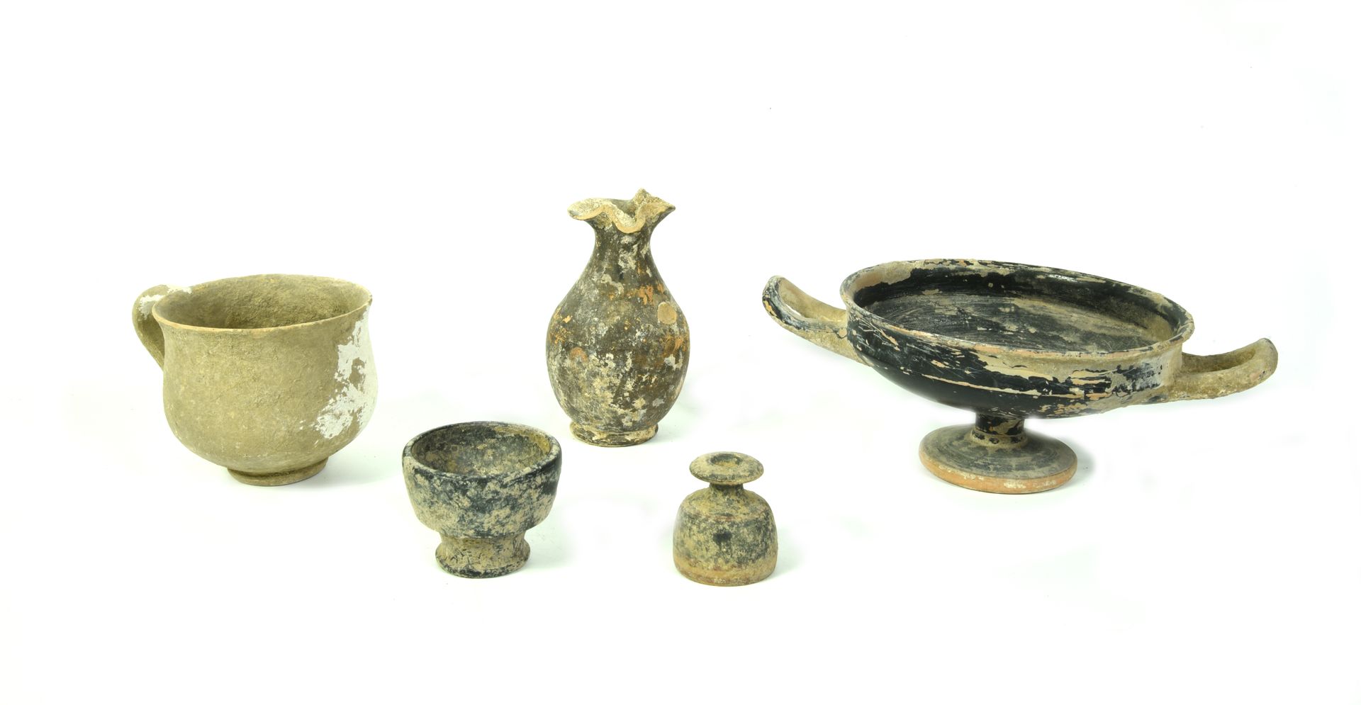 Null CINQ VASES PEINTS EN NOIR 

DATE : Fin du IVe siècle avant J.-C. C.

MATÉRI&hellip;