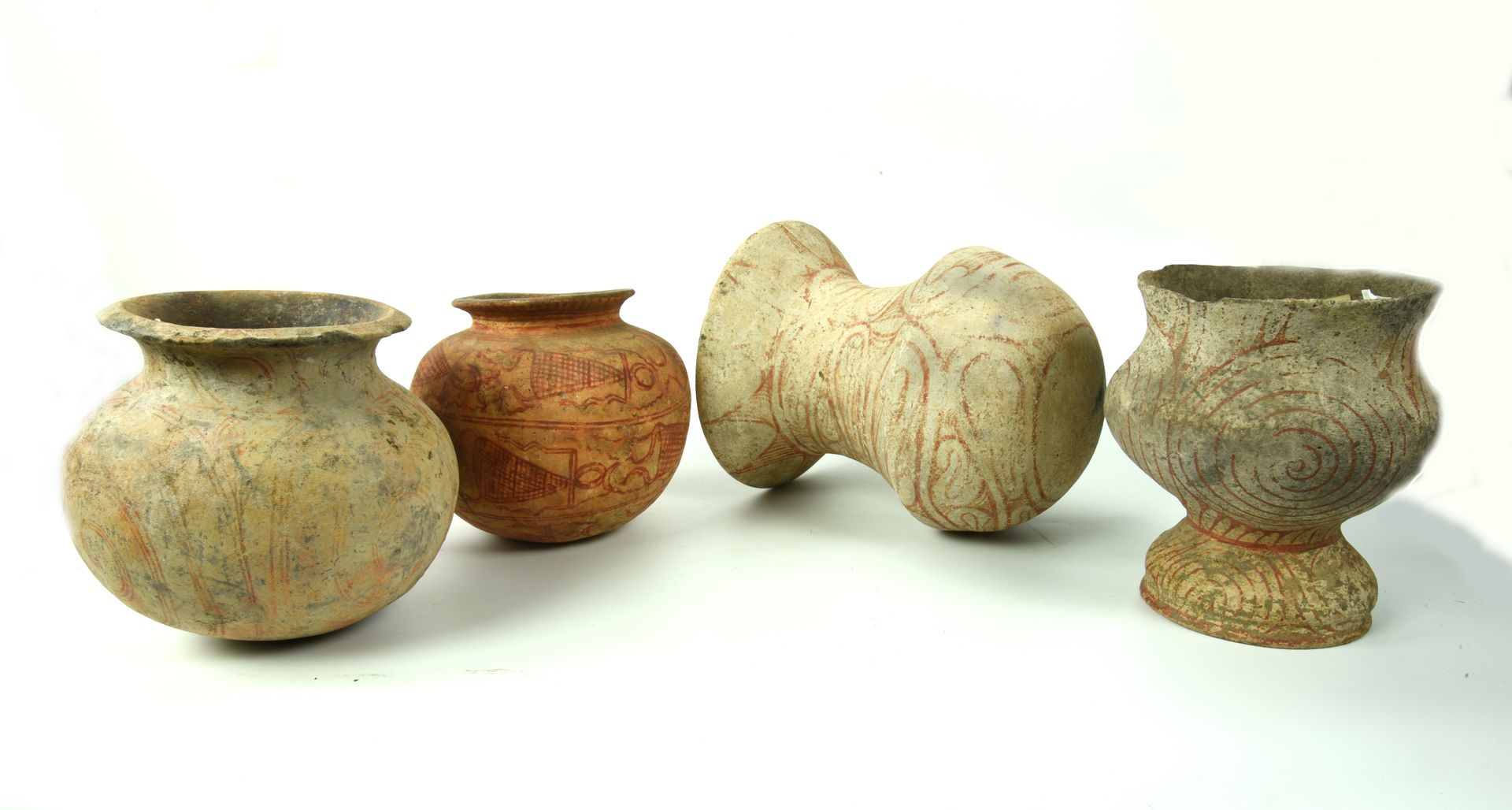 Null 四个邦强花瓶

日期：公元前600-300年

材料和技术：棕色纯化粘土，白色斑纹，红色油漆，用慢速车床造型。

两只花瓶，圆弧形边缘，圆柱形颈部，凹&hellip;