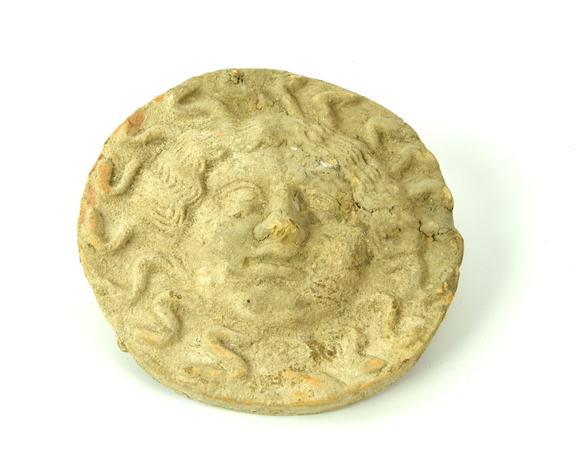 Null 来自塔兰托的Antefix

日期：公元前4世纪。C.

材料和技术：粉红色的纯化粘土，麂皮斑纹，用棍子修饰成型。

圆形的前饰，头部是平静的戈尔贡，&hellip;