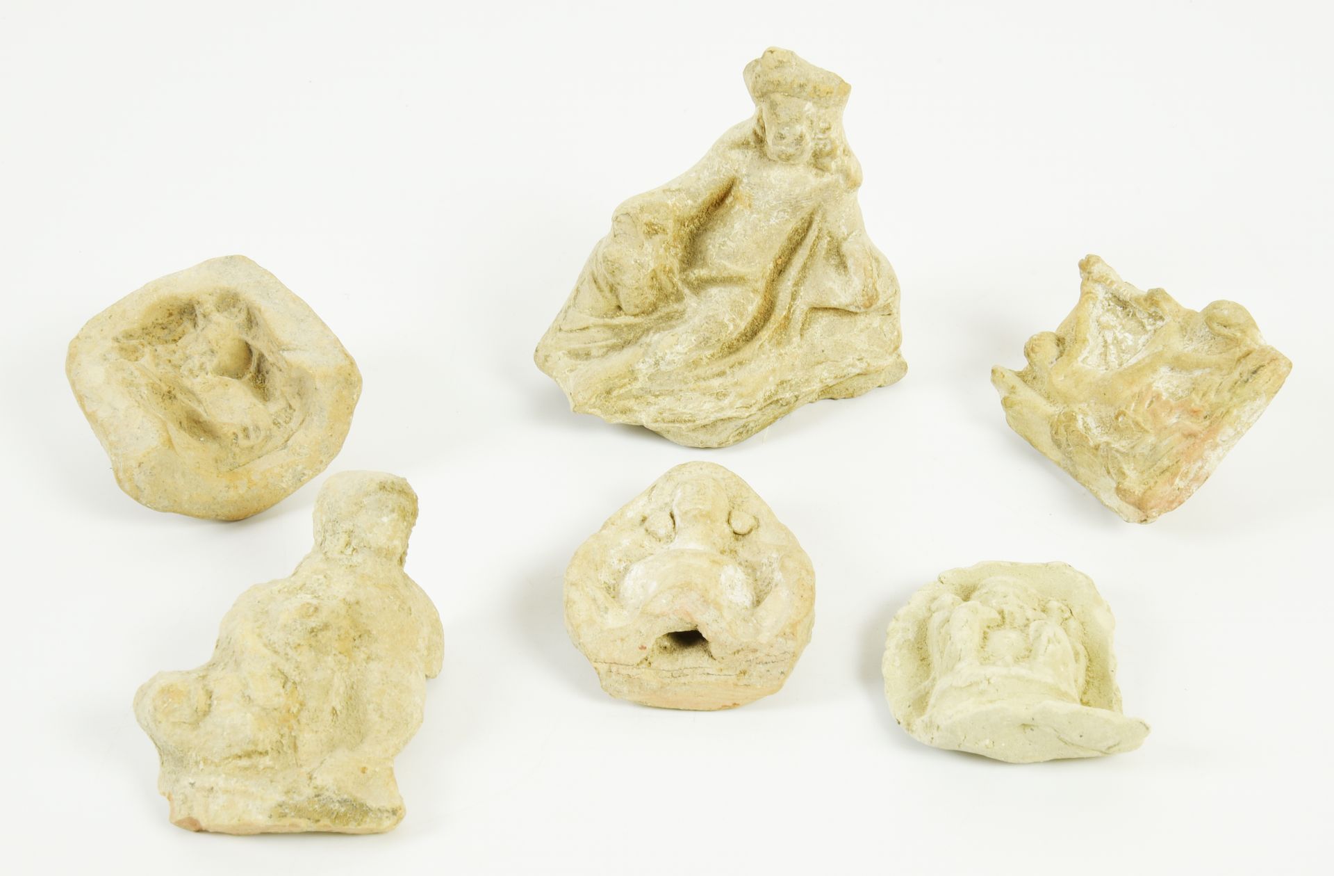 Null 五件雕像

日期：公元前4-3世纪。C.

材料和技术：粉红色陶土，羊脂白釉，模制而成。

两个男性形象，在右边的宴席用的kline上，一个裸体的年轻&hellip;
