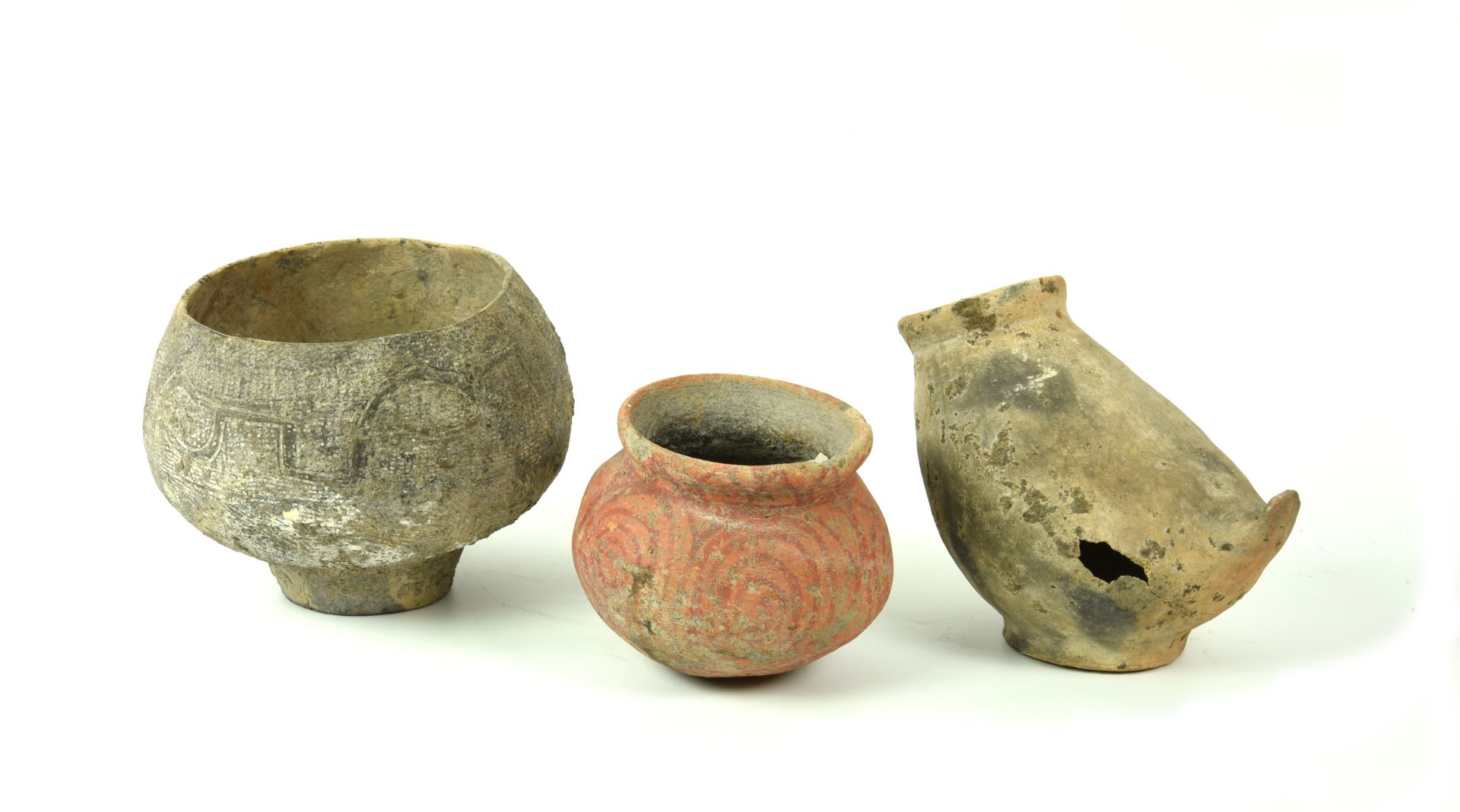 Null 三个邦强花瓶

日期：公元前600-300年。

材料和技术：棕色纯化粘土，白色斑纹，红色油漆，用慢速车床造型。

杯子有凹陷的边缘和球状的身体，圆柱&hellip;