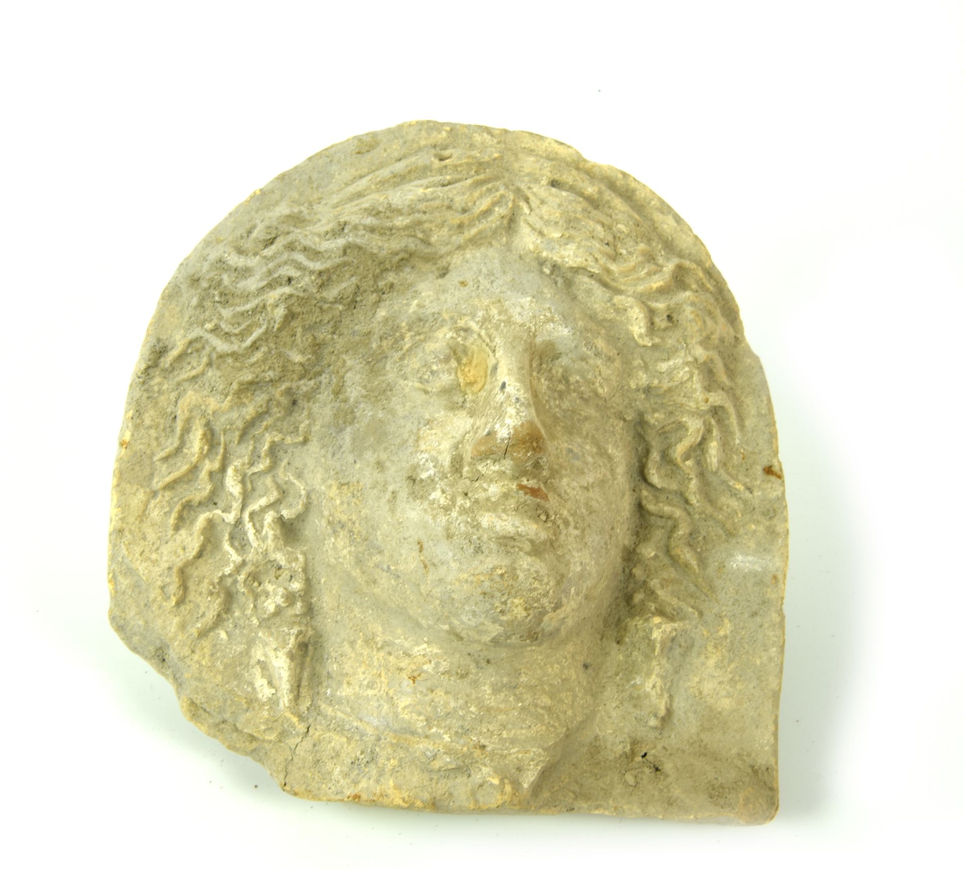 Null 来自塔兰托的Antefix

日期：公元前4世纪。C.

材料和技术：粉红色的纯化粘土，麂皮斑纹，用棍子修饰成型。

拱形前饰，女性半身像面向左侧，浓&hellip;