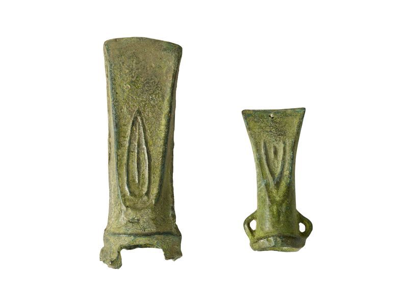 Null 两把凯尔特人的投票轴

日期：公元前4-3世纪。C.

材料和技术：铸造和凿刻的青铜器

两把带炮柄和凸起边缘的斧头，刃上有几何线条的浮雕装饰；较小的&hellip;