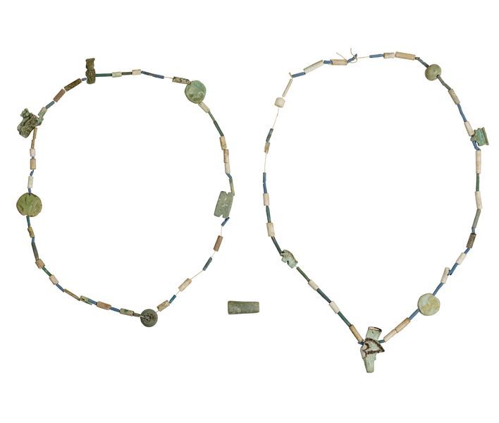 Null 两项领带

日期：晚期，XXV-XXXI（公元前712-332）和罗马。

材料和技术：蓝色和绿色的埃及辉石，模制的；雕刻的玻璃浆。

两条串在现代铁&hellip;