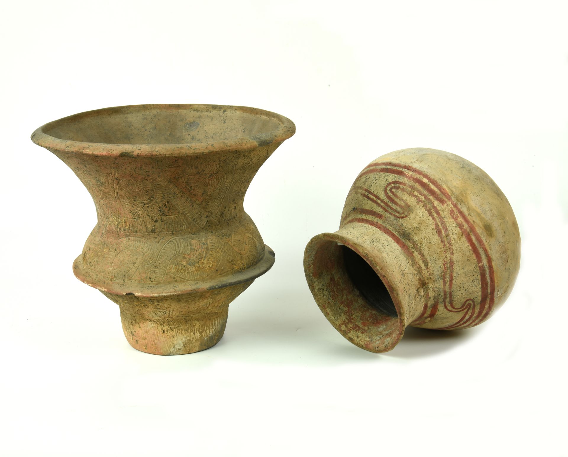 Null 两只邦江花瓶

日期：公元前600-300年。

材料和技术：棕色纯化粘土，白色斑纹，红色油漆，用慢速车床造型。

一个花瓶，圆柱形底，浮雕塑料环，喇&hellip;