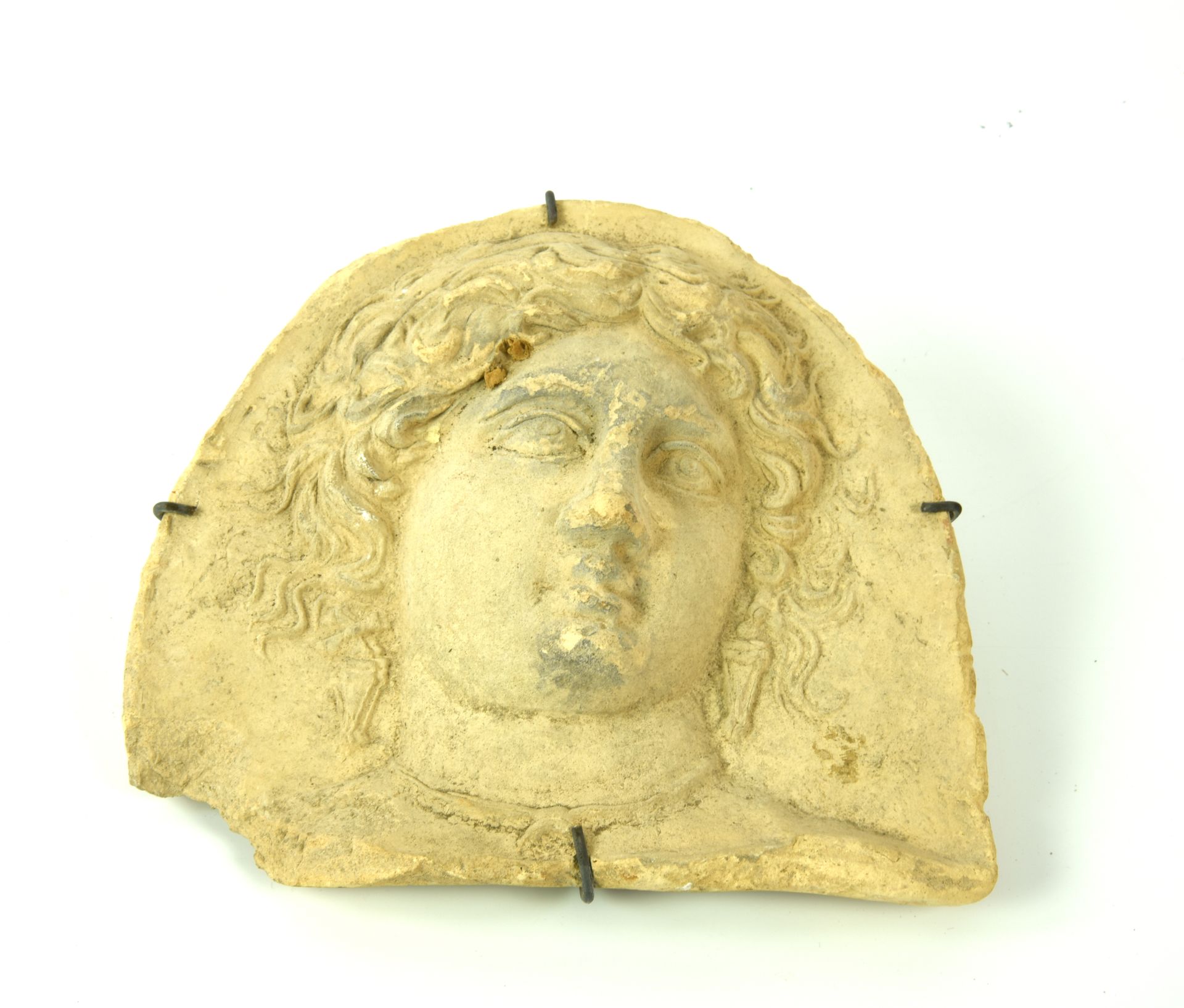 Null 来自塔兰托的Antefix

日期：公元前4世纪。C.

材料和技术：粉红色的纯化粘土，麂皮斑纹，用棍子修饰成型。

拱形前饰，女性半身像面向左侧，浓&hellip;