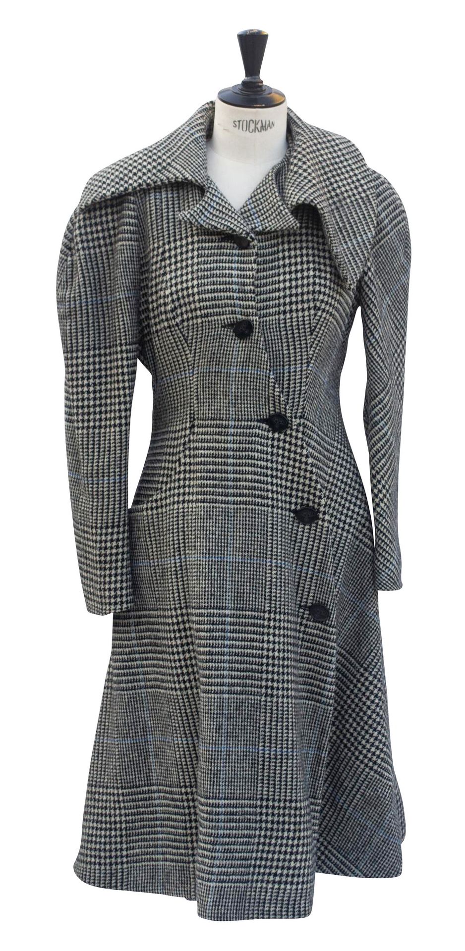 Null 薇薇安-韦斯特伍德

哈里斯毛呢大衣（茶杯中的风暴系列）



描述。

哈里斯斜纹软呢面料的不对称连衣裙大衣，带有威尔士王子的设计，内衬绗缝填充物，&hellip;