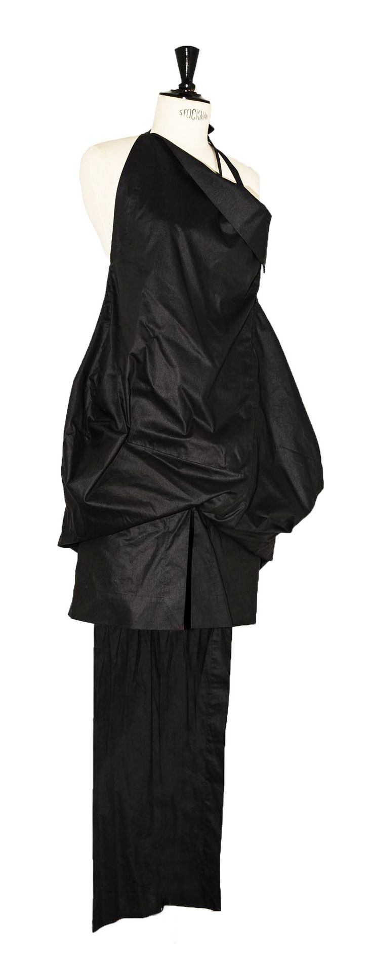 Null 薇薇安-韦斯特伍德

尾巴长裙



描述。

黑色印花棉布的敞开式连衣裙，有一个气球的形状，由于有一个长方形的面板，所以后面有一个长的地板。前面是短&hellip;