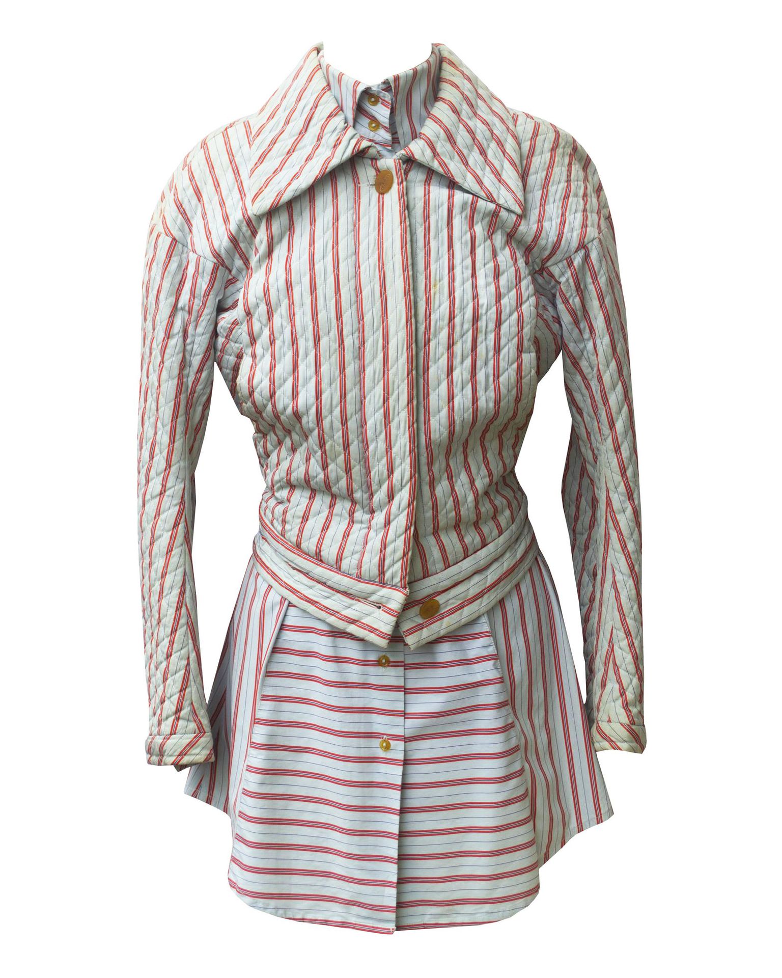 Null 薇薇安-韦斯特伍德

衬衫式连衣裙和短裤



描述。

棉质条纹衬衫面料有两个版本。一种用于前面有腰带的迷你衬衫连衣裙，另一种用于前面有纽扣的小轰炸&hellip;