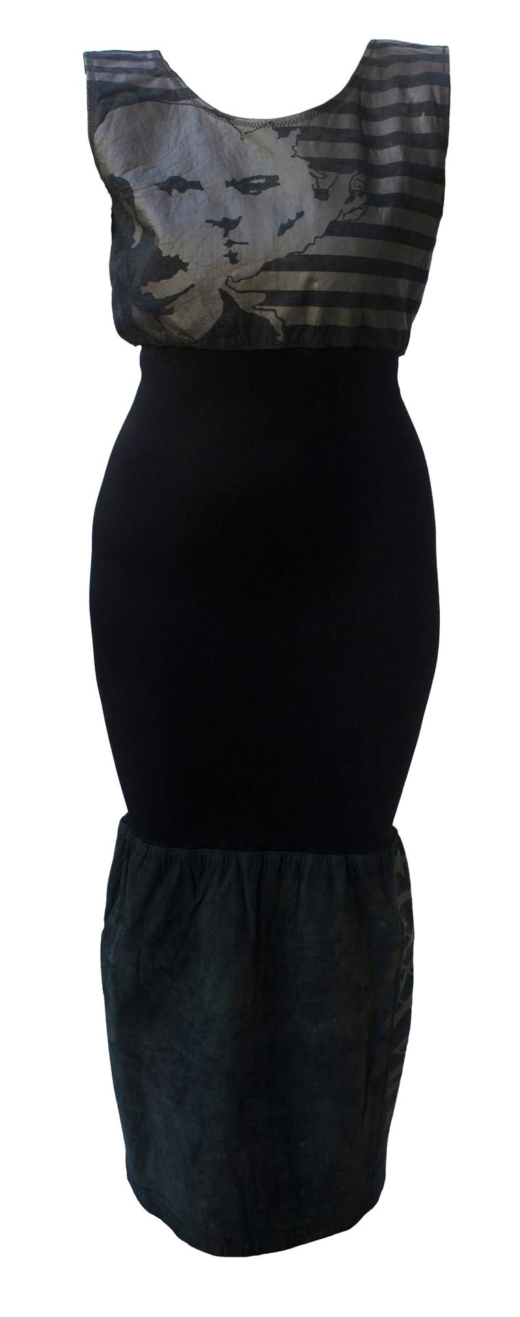 Null 让-保罗-高缇耶

皮质连衣裙



描述。

弹性针织面料是连衣裙的中心部分，它的上衣和裙子都有同色系的皮革印花。1987年由Ghezzi在意大利制&hellip;