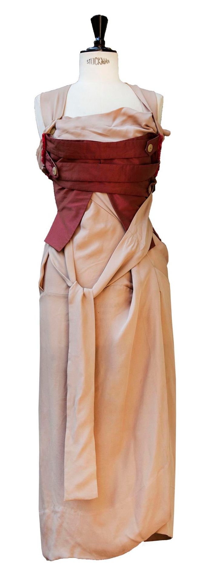 Null 薇薇安-韦斯特伍德

盔甲胸衣裙



描述。

淡粉色的绉绸与插入的紫红色棉质 "盔甲 "紧身衣组成了这条中世纪风格的裙子。左侧有一个深的侧缝的垂坠&hellip;