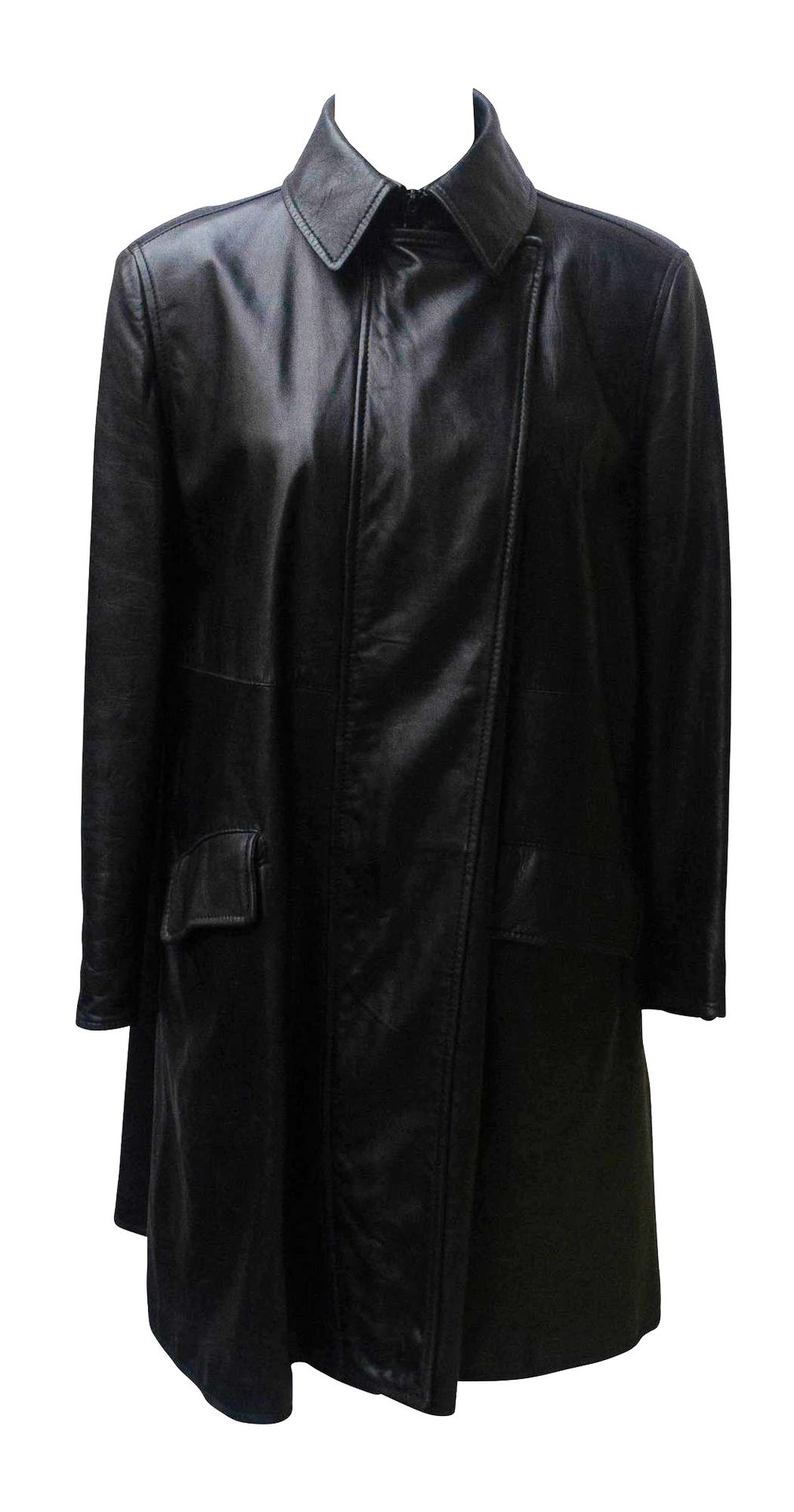 Null 马蒂尼-西特本 

皮革大衣



描述。

黑色过膝长皮大衣，红色绗缝衬里，前部中间重叠的拉链，袖子底部有拉链。肩部有护肩，略微外扩的形状。带翻盖的&hellip;