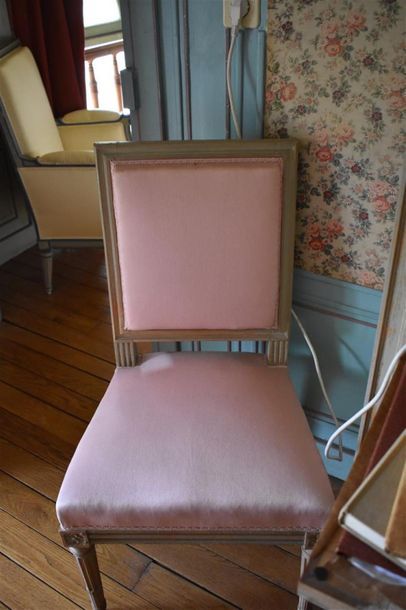 Null Suite de six chaises en bois mouluré et sculpté de style Louis XVI
H. 88 L.&hellip;