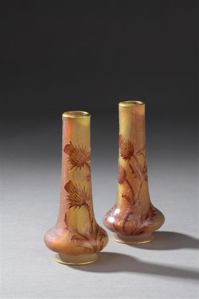 Null DAUM à Nancy, vers 1900 - Paire de vases soliflores à décor de chardons, ac&hellip;